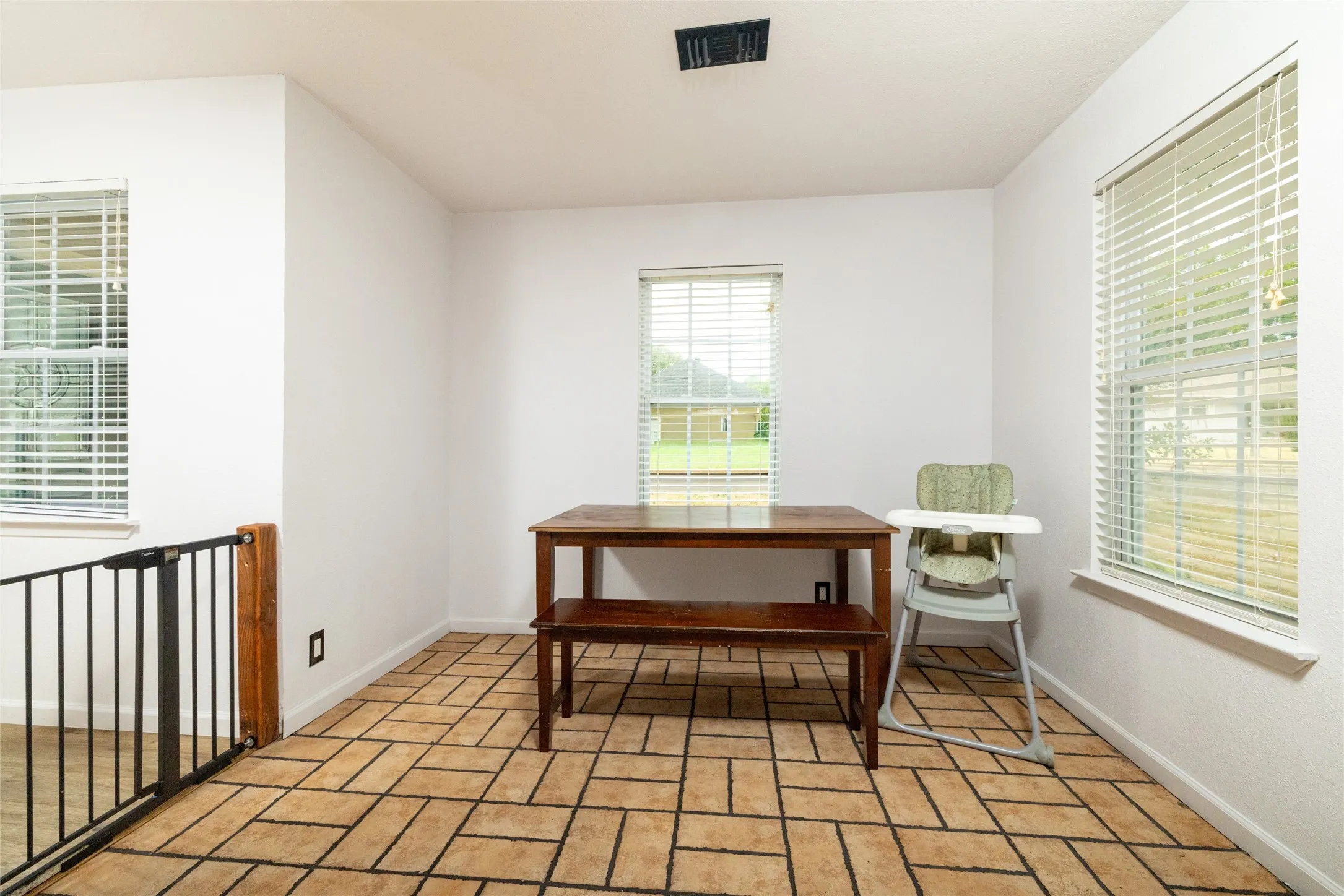 Single Family Residence For Sale in Grayson County , 300 Broadway Street, Whitesboro, Texas 76273, 3 Bedroom, 2 Bathroom, 2 Garage spaces, 1,288 Sqft, built in 1985, mls#21367662, Real Estate Agent in Whitesboro, Homes For Sale in Grayson county, Homes For Sale in Whitesboro, Realtor in Whitesboro Texas, Real Estate Brokerage Independent Realty Texas, Luminita Cordes Realtor