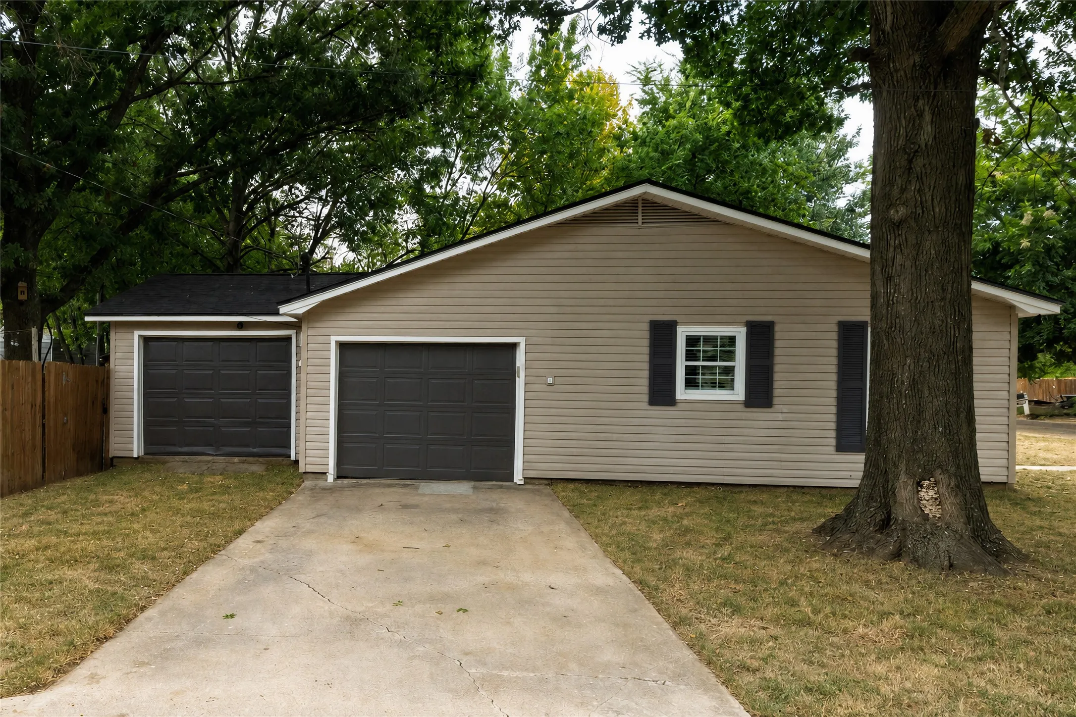 Single Family Residence For Sale in Grayson County , 300 Broadway Street, Whitesboro, Texas 76273, 3 Bedroom, 2 Bathroom, 2 Garage spaces, 1,288 Sqft, built in 1985, mls#21367662, Real Estate Agent in Whitesboro, Homes For Sale in Grayson county, Homes For Sale in Whitesboro, Realtor in Whitesboro Texas, Real Estate Brokerage Independent Realty Texas, Luminita Cordes Realtor