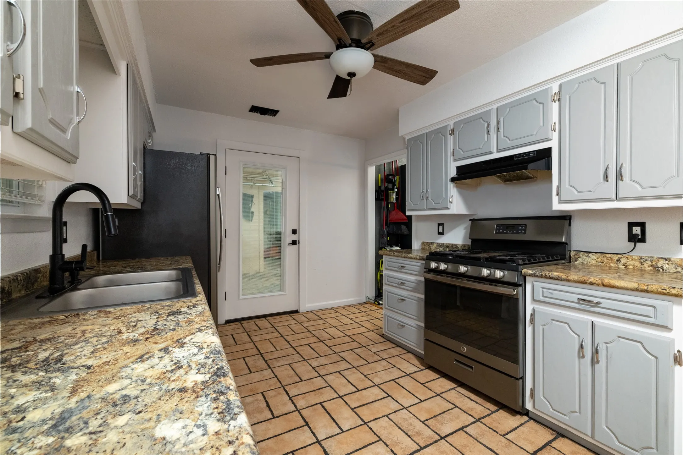 Single Family Residence For Sale in Grayson County , 300 Broadway Street, Whitesboro, Texas 76273, 3 Bedroom, 2 Bathroom, 2 Garage spaces, 1,288 Sqft, built in 1985, mls#21367662, Real Estate Agent in Whitesboro, Homes For Sale in Grayson county, Homes For Sale in Whitesboro, Realtor in Whitesboro Texas, Real Estate Brokerage Independent Realty Texas, Luminita Cordes Realtor