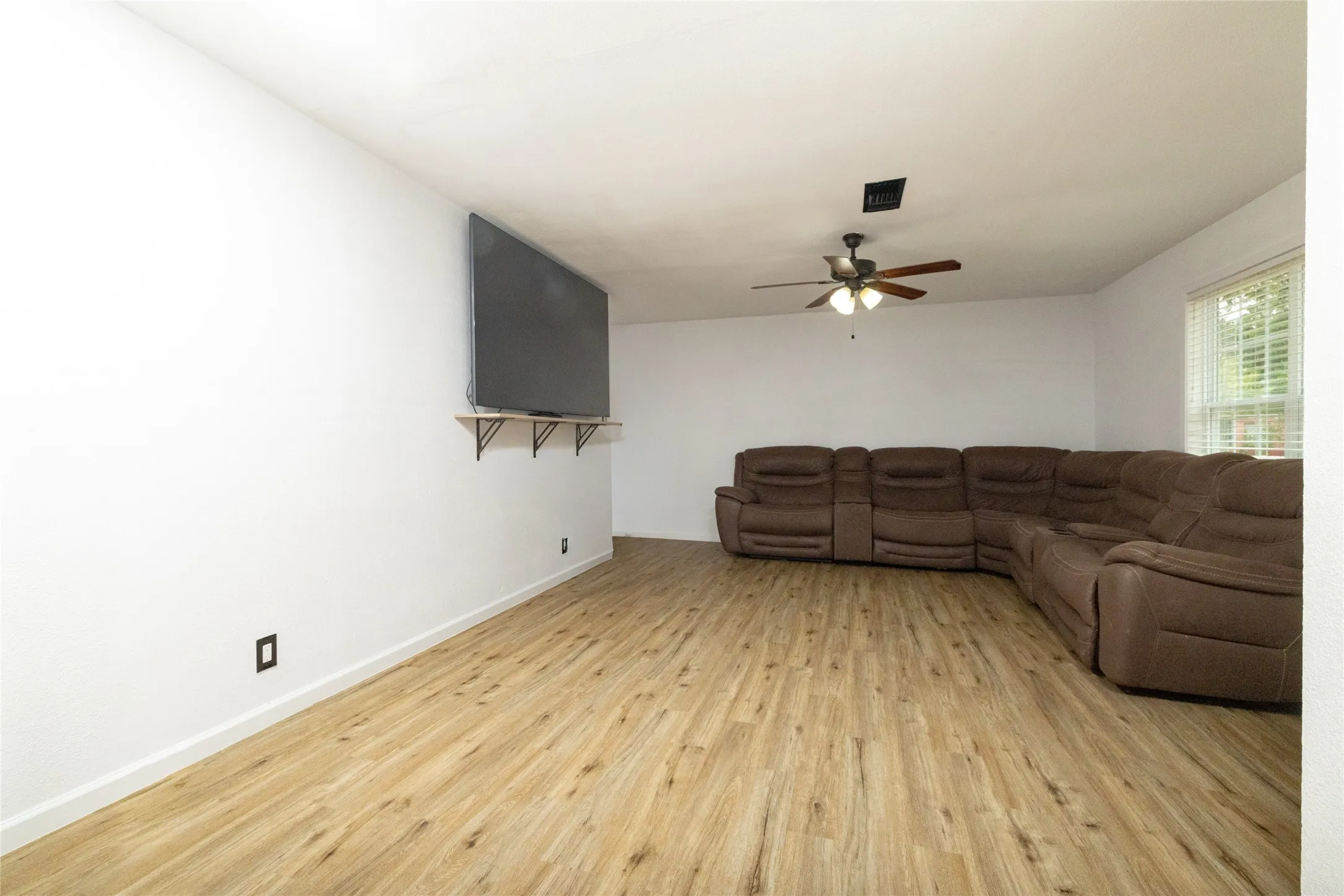 Single Family Residence For Sale in Grayson County , 300 Broadway Street, Whitesboro, Texas 76273, 3 Bedroom, 2 Bathroom, 2 Garage spaces, 1,288 Sqft, built in 1985, mls#21367662, Real Estate Agent in Whitesboro, Homes For Sale in Grayson county, Homes For Sale in Whitesboro, Realtor in Whitesboro Texas, Real Estate Brokerage Independent Realty Texas, Luminita Cordes Realtor