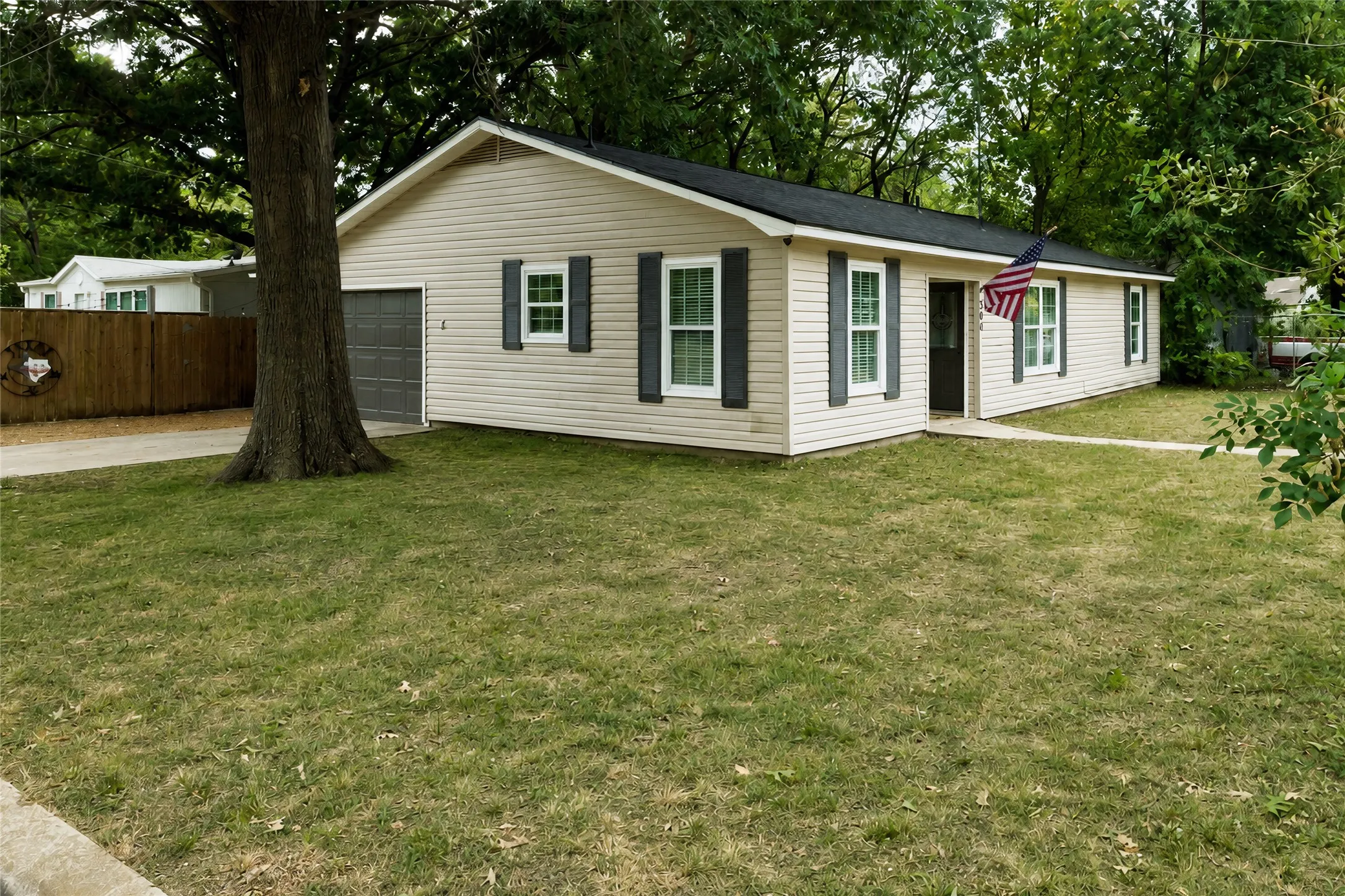 Single Family Residence For Sale in Grayson County , 300 Broadway Street, Whitesboro, Texas 76273, 3 Bedroom, 2 Bathroom, 2 Garage spaces, 1,288 Sqft, built in 1985, mls#21367662, Real Estate Agent in Whitesboro, Homes For Sale in Grayson county, Homes For Sale in Whitesboro, Realtor in Whitesboro Texas, Real Estate Brokerage Independent Realty Texas, Luminita Cordes Realtor
