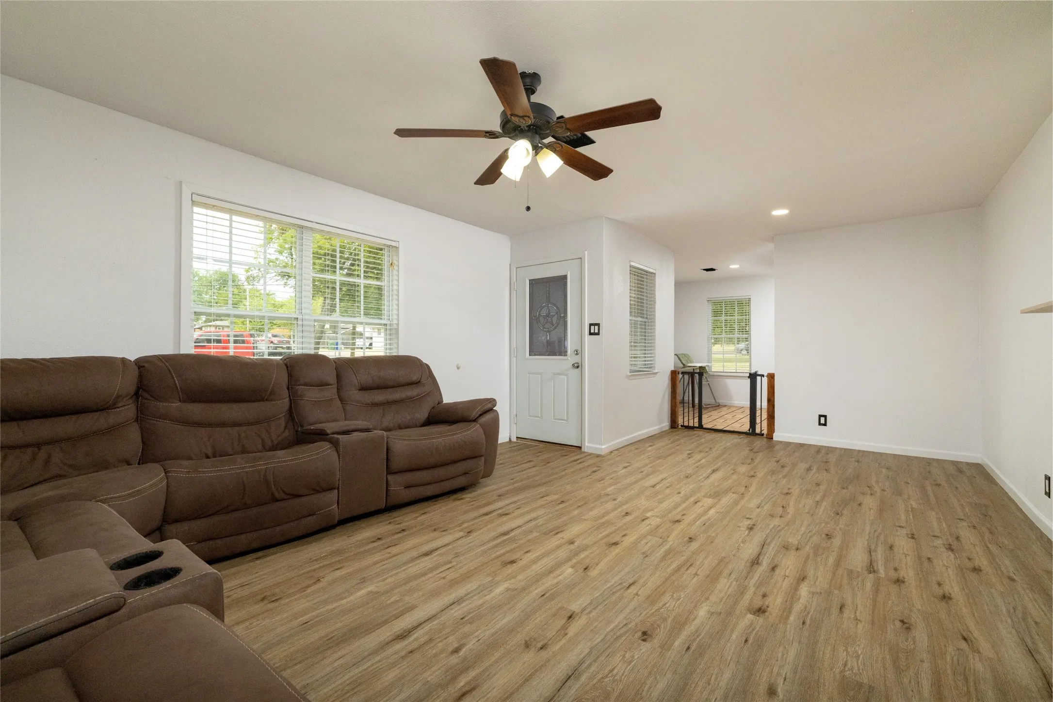 Single Family Residence For Sale in Grayson County , 300 Broadway Street, Whitesboro, Texas 76273, 3 Bedroom, 2 Bathroom, 2 Garage spaces, 1,288 Sqft, built in 1985, mls#21367662, Real Estate Agent in Whitesboro, Homes For Sale in Grayson county, Homes For Sale in Whitesboro, Realtor in Whitesboro Texas, Real Estate Brokerage Independent Realty Texas, Luminita Cordes Realtor