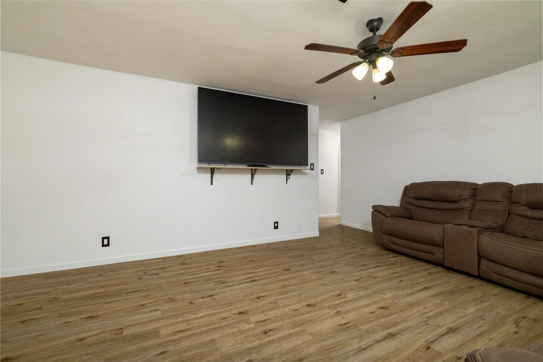 Single Family Residence For Sale in Grayson County , 300 Broadway Street, Whitesboro, Texas 76273, 3 Bedroom, 2 Bathroom, 2 Garage spaces, 1,288 Sqft, built in 1985, mls#21367662, Real Estate Agent in Whitesboro, Homes For Sale in Grayson county, Homes For Sale in Whitesboro, Realtor in Whitesboro Texas, Real Estate Brokerage Independent Realty Texas, Luminita Cordes Realtor