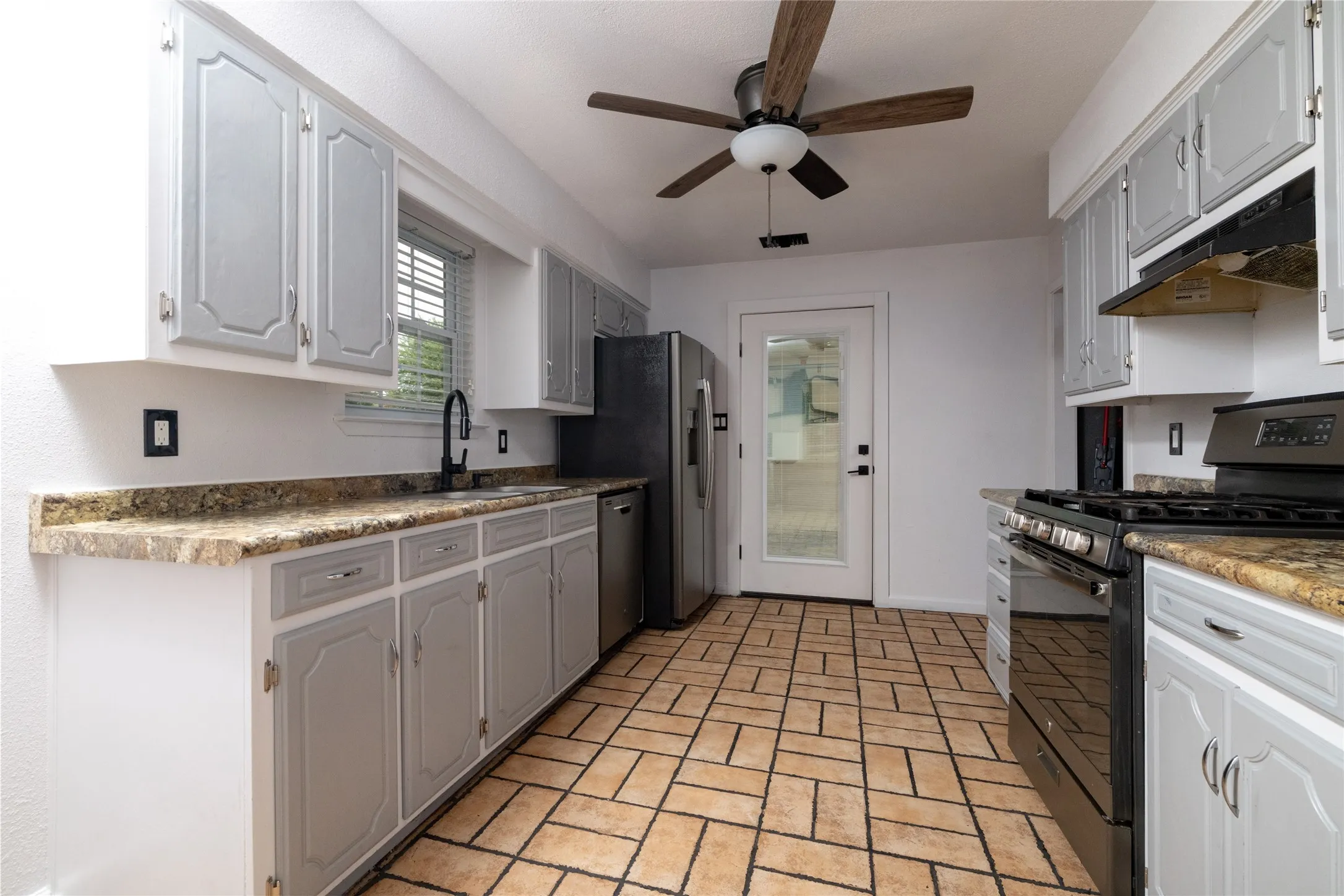 Single Family Residence For Sale in Grayson County , 300 Broadway Street, Whitesboro, Texas 76273, 3 Bedroom, 2 Bathroom, 2 Garage spaces, 1,288 Sqft, built in 1985, mls#21367662, Real Estate Agent in Whitesboro, Homes For Sale in Grayson county, Homes For Sale in Whitesboro, Realtor in Whitesboro Texas, Real Estate Brokerage Independent Realty Texas, Luminita Cordes Realtor