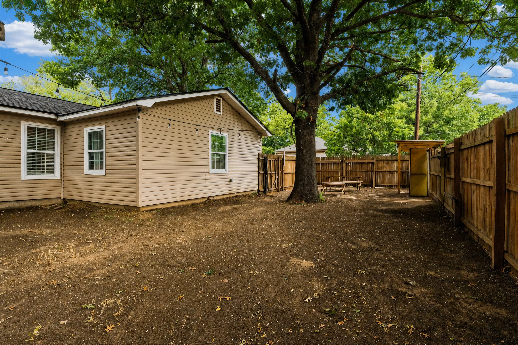 Single Family Residence For Sale in Grayson County , 300 Broadway Street, Whitesboro, Texas 76273, 3 Bedroom, 2 Bathroom, 2 Garage spaces, 1,288 Sqft, built in 1985, mls#21367662, Real Estate Agent in Whitesboro, Homes For Sale in Grayson county, Homes For Sale in Whitesboro, Realtor in Whitesboro Texas, Real Estate Brokerage Independent Realty Texas, Luminita Cordes Realtor