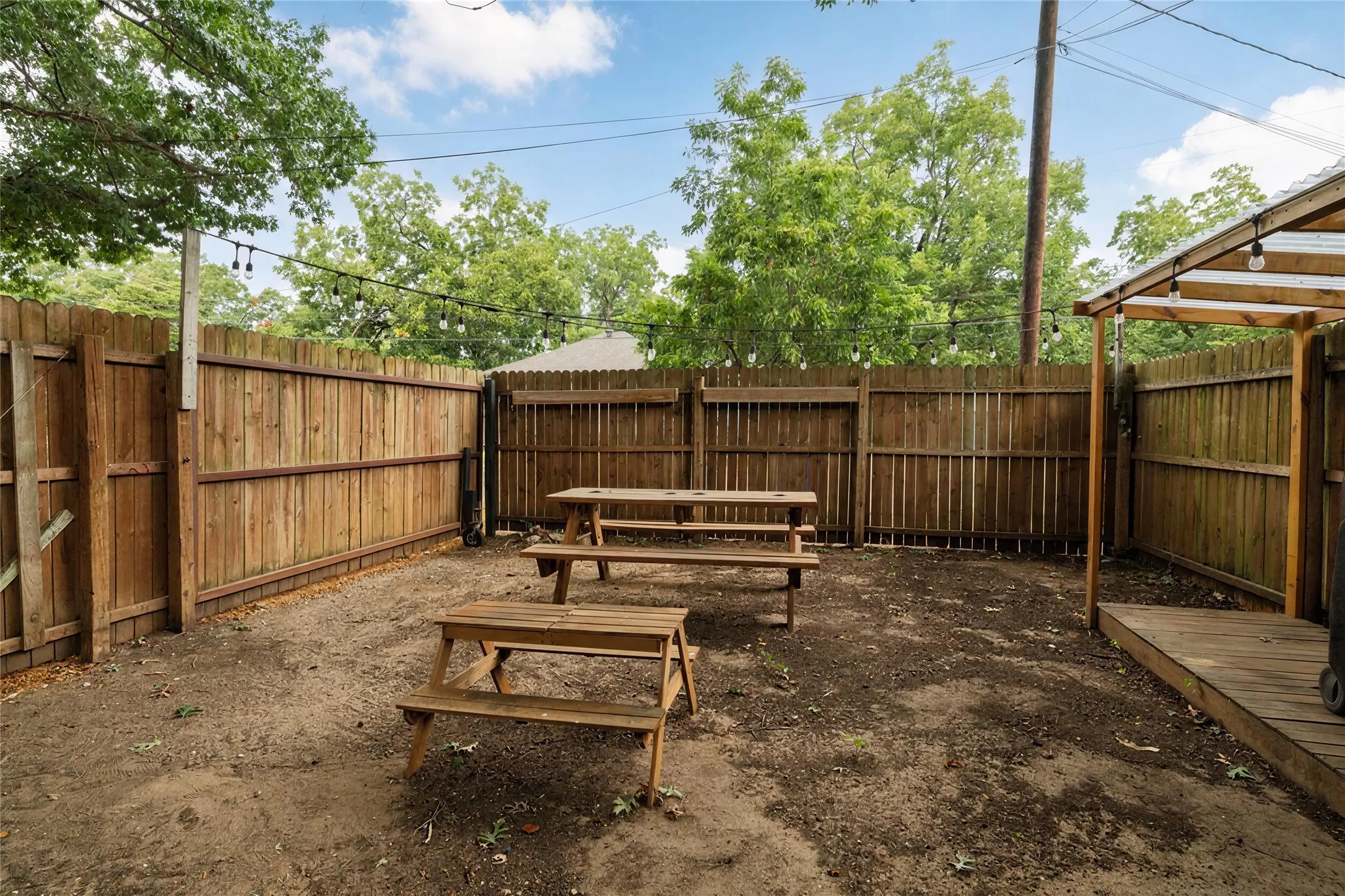 Single Family Residence For Sale in Grayson County , 300 Broadway Street, Whitesboro, Texas 76273, 3 Bedroom, 2 Bathroom, 2 Garage spaces, 1,288 Sqft, built in 1985, mls#21367662, Real Estate Agent in Whitesboro, Homes For Sale in Grayson county, Homes For Sale in Whitesboro, Realtor in Whitesboro Texas, Real Estate Brokerage Independent Realty Texas, Luminita Cordes Realtor