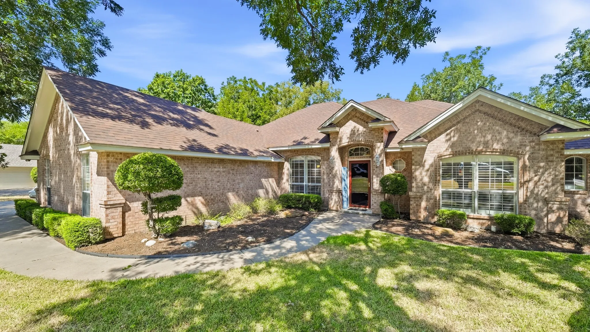 Single Family Residence For Sale in Hood County , 6021 Melrose Circle, Granbury, Texas 76049, 3 Bedroom, 3 Bathroom, 2 Garage spaces, 2,365 Sqft, built in 1997, mls#21362519, Real Estate Agent in Granbury, Homes For Sale in Hood county, Homes For Sale in Granbury, Realtor in Granbury Texas, Real Estate Brokerage Independent Realty Texas, Luminita Cordes Realtor