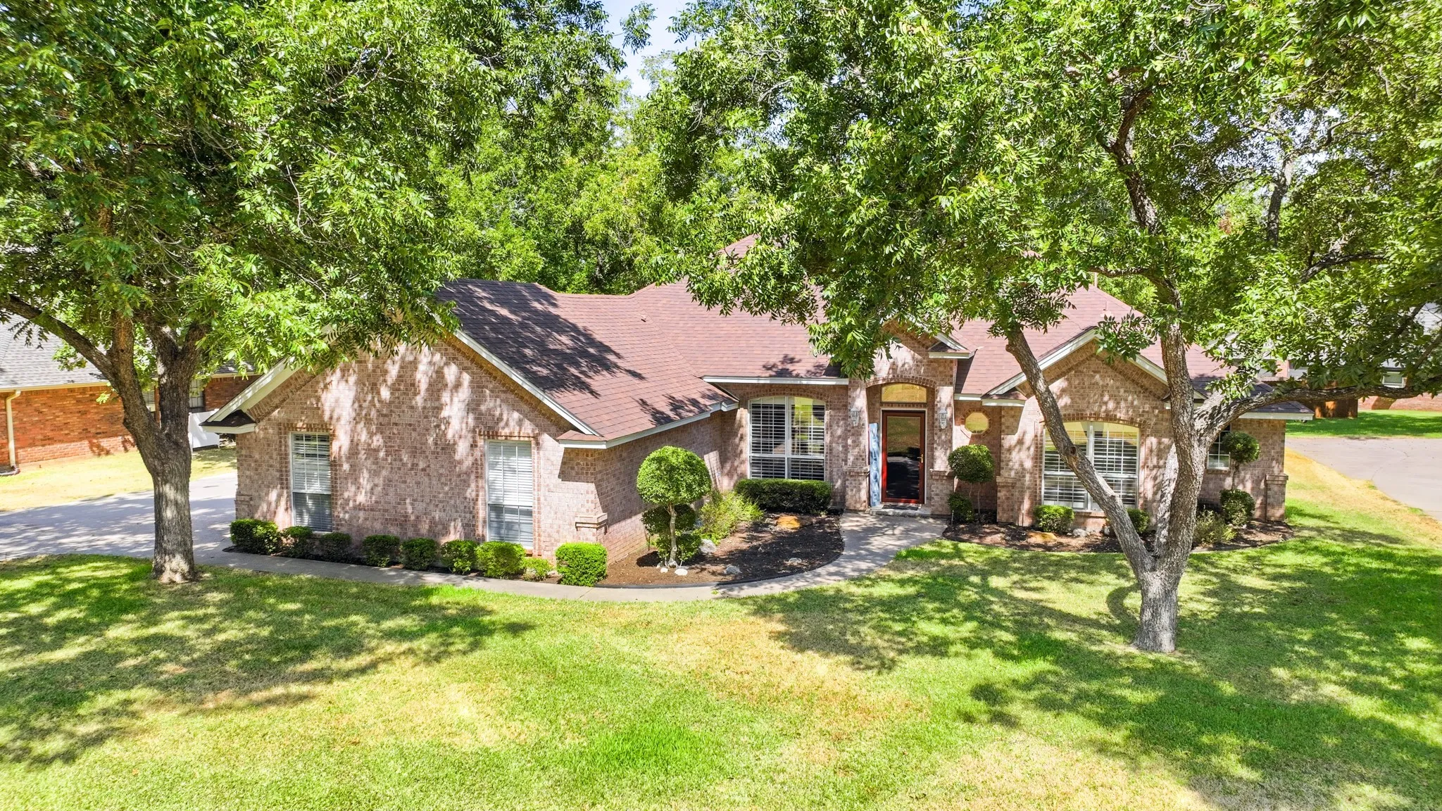 Single Family Residence For Sale in Hood County , 6021 Melrose Circle, Granbury, Texas 76049, 3 Bedroom, 3 Bathroom, 2 Garage spaces, 2,365 Sqft, built in 1997, mls#21362519, Real Estate Agent in Granbury, Homes For Sale in Hood county, Homes For Sale in Granbury, Realtor in Granbury Texas, Real Estate Brokerage Independent Realty Texas, Luminita Cordes Realtor
