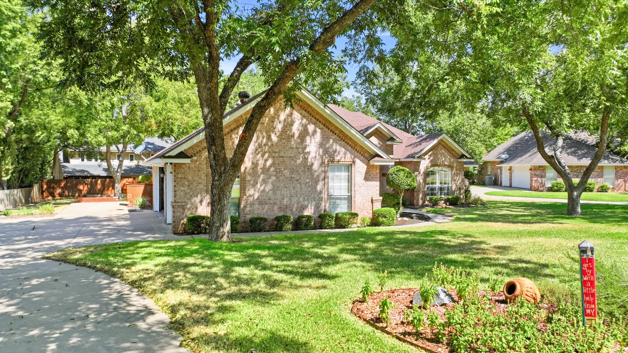 Single Family Residence For Sale in Hood County , 6021 Melrose Circle, Granbury, Texas 76049, 3 Bedroom, 3 Bathroom, 2 Garage spaces, 2,365 Sqft, built in 1997, mls#21362519, Real Estate Agent in Granbury, Homes For Sale in Hood county, Homes For Sale in Granbury, Realtor in Granbury Texas, Real Estate Brokerage Independent Realty Texas, Luminita Cordes Realtor