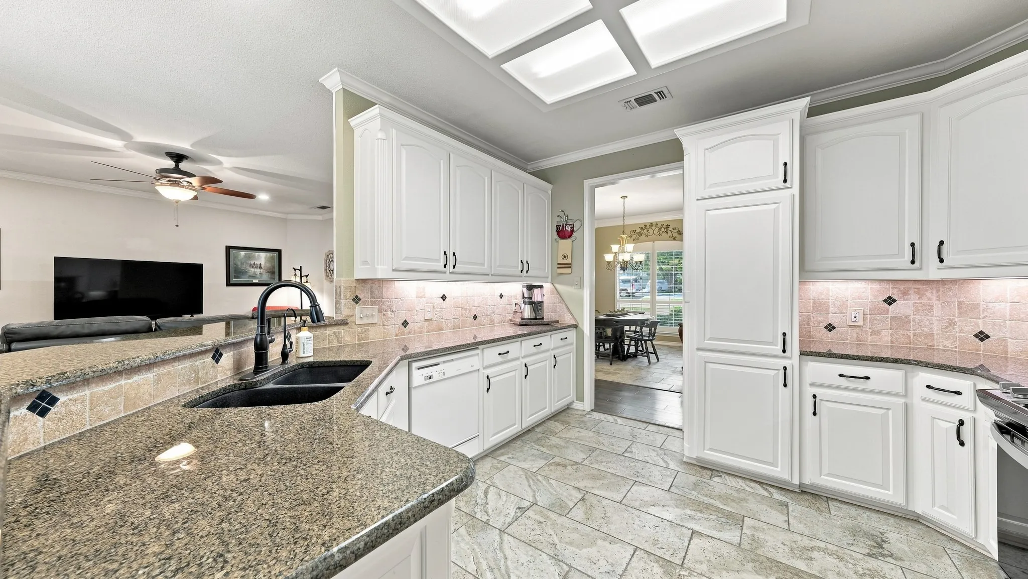 Single Family Residence For Sale in Hood County , 6021 Melrose Circle, Granbury, Texas 76049, 3 Bedroom, 3 Bathroom, 2 Garage spaces, 2,365 Sqft, built in 1997, mls#21362519, Real Estate Agent in Granbury, Homes For Sale in Hood county, Homes For Sale in Granbury, Realtor in Granbury Texas, Real Estate Brokerage Independent Realty Texas, Luminita Cordes Realtor