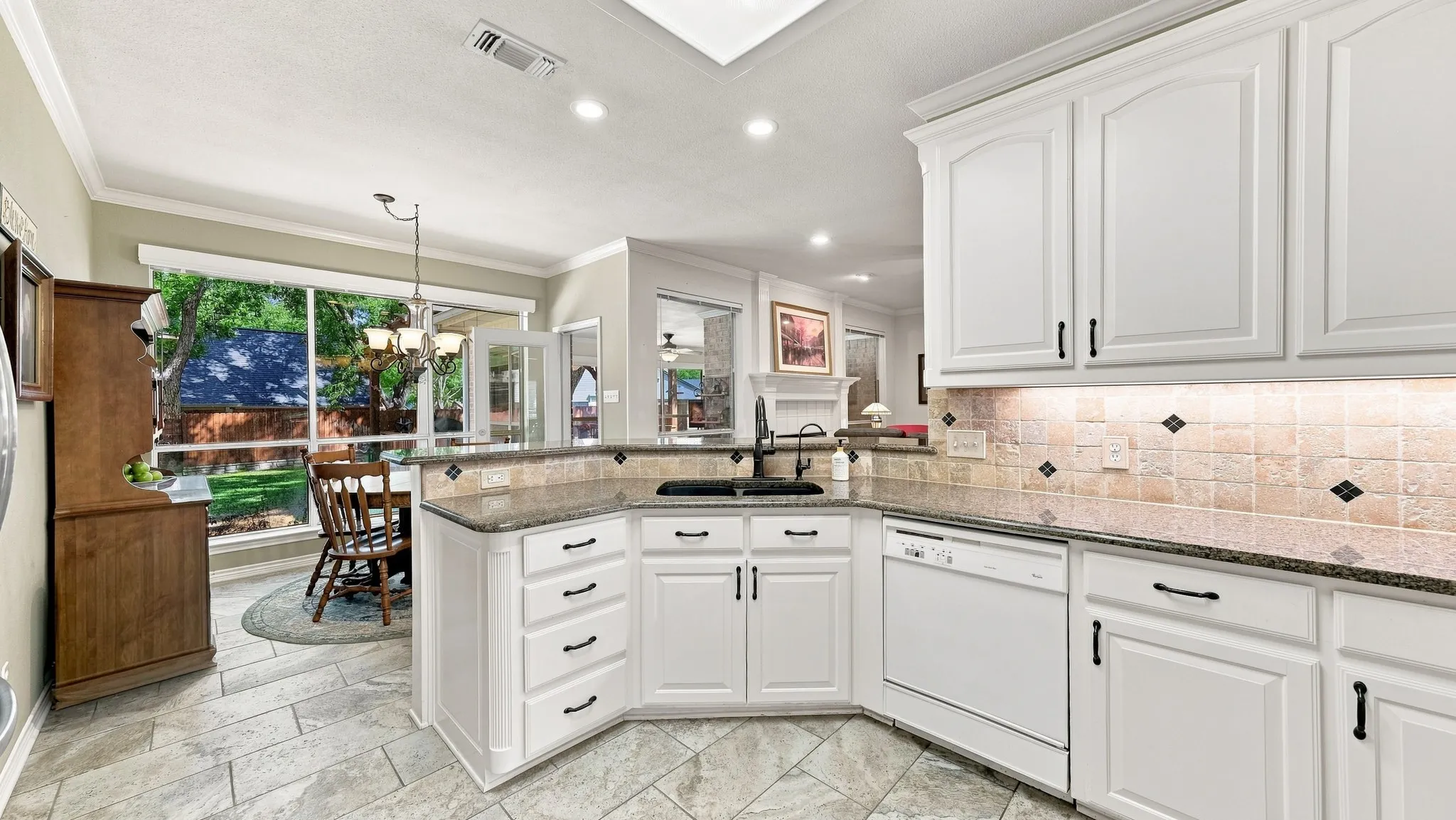 Single Family Residence For Sale in Hood County , 6021 Melrose Circle, Granbury, Texas 76049, 3 Bedroom, 3 Bathroom, 2 Garage spaces, 2,365 Sqft, built in 1997, mls#21362519, Real Estate Agent in Granbury, Homes For Sale in Hood county, Homes For Sale in Granbury, Realtor in Granbury Texas, Real Estate Brokerage Independent Realty Texas, Luminita Cordes Realtor