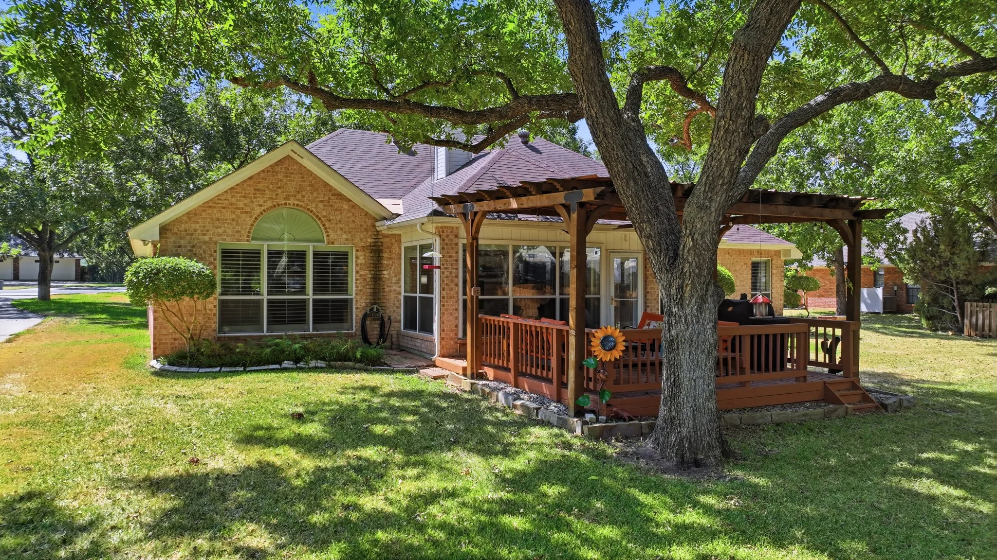 Single Family Residence For Sale in Hood County , 6021 Melrose Circle, Granbury, Texas 76049, 3 Bedroom, 3 Bathroom, 2 Garage spaces, 2,365 Sqft, built in 1997, mls#21362519, Real Estate Agent in Granbury, Homes For Sale in Hood county, Homes For Sale in Granbury, Realtor in Granbury Texas, Real Estate Brokerage Independent Realty Texas, Luminita Cordes Realtor