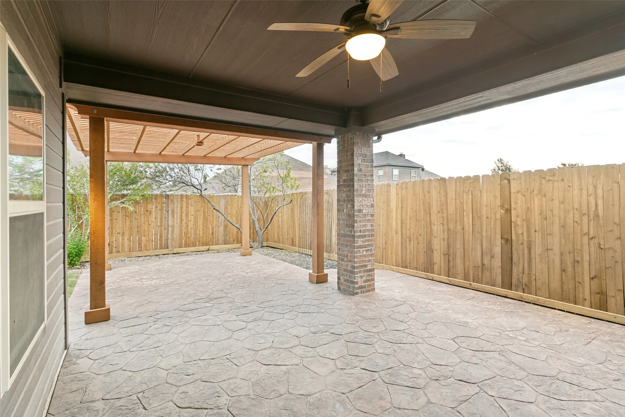 Covered patio, great for entertaining