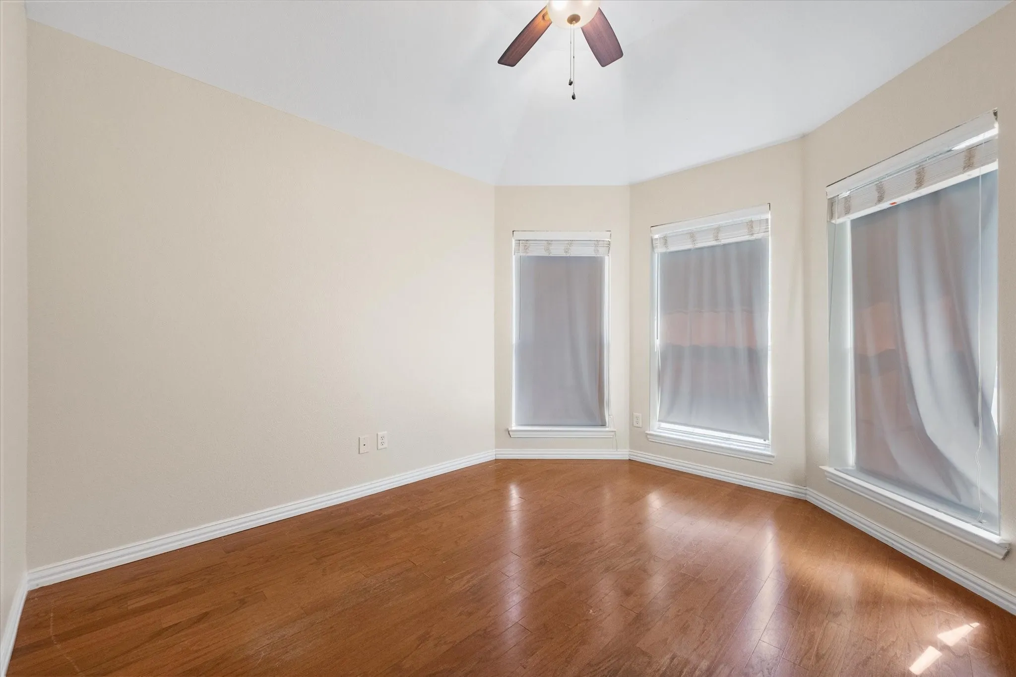 Single Family Residence For Rent in Tarrant County , 6316 Garwin Drive, Fort Worth, Texas 76132, 3 Bedroom, 2 Bathroom, 2 Garage spaces, 2,034 Sqft, built in 2002, mls#21366270, Real Estate Agent in Fort Worth, Homes For Rent in Tarrant county, Homes For Rent in Fort Worth, Realtor in Fort Worth Texas, Real Estate Brokerage Independent Realty Texas, Luminita Cordes Realtor