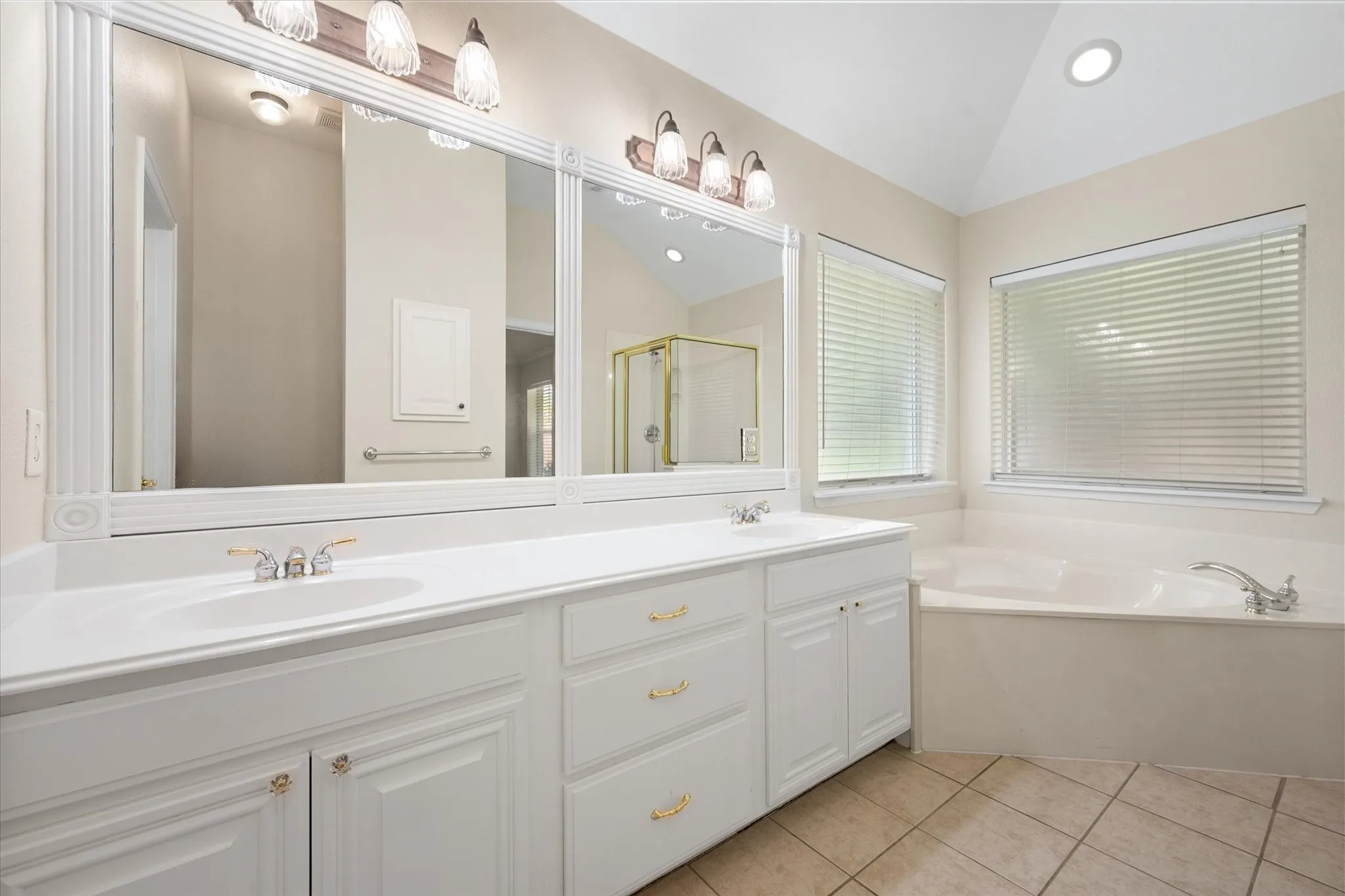Single Family Residence For Rent in Tarrant County , 6316 Garwin Drive, Fort Worth, Texas 76132, 3 Bedroom, 2 Bathroom, 2 Garage spaces, 2,034 Sqft, built in 2002, mls#21366270, Real Estate Agent in Fort Worth, Homes For Rent in Tarrant county, Homes For Rent in Fort Worth, Realtor in Fort Worth Texas, Real Estate Brokerage Independent Realty Texas, Luminita Cordes Realtor