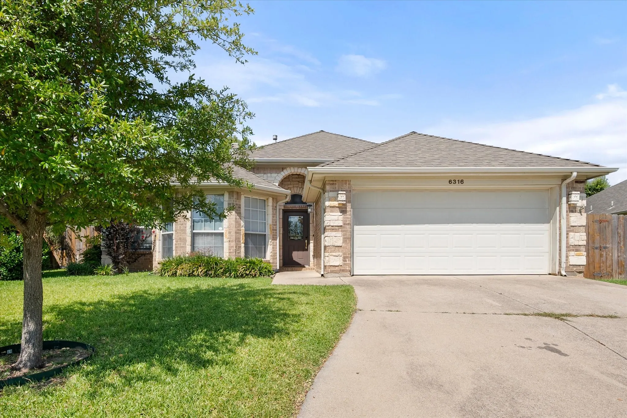 Single Family Residence For Rent in Tarrant County , 6316 Garwin Drive, Fort Worth, Texas 76132, 3 Bedroom, 2 Bathroom, 2 Garage spaces, 2,034 Sqft, built in 2002, mls#21366270, Real Estate Agent in Fort Worth, Homes For Rent in Tarrant county, Homes For Rent in Fort Worth, Realtor in Fort Worth Texas, Real Estate Brokerage Independent Realty Texas, Luminita Cordes Realtor