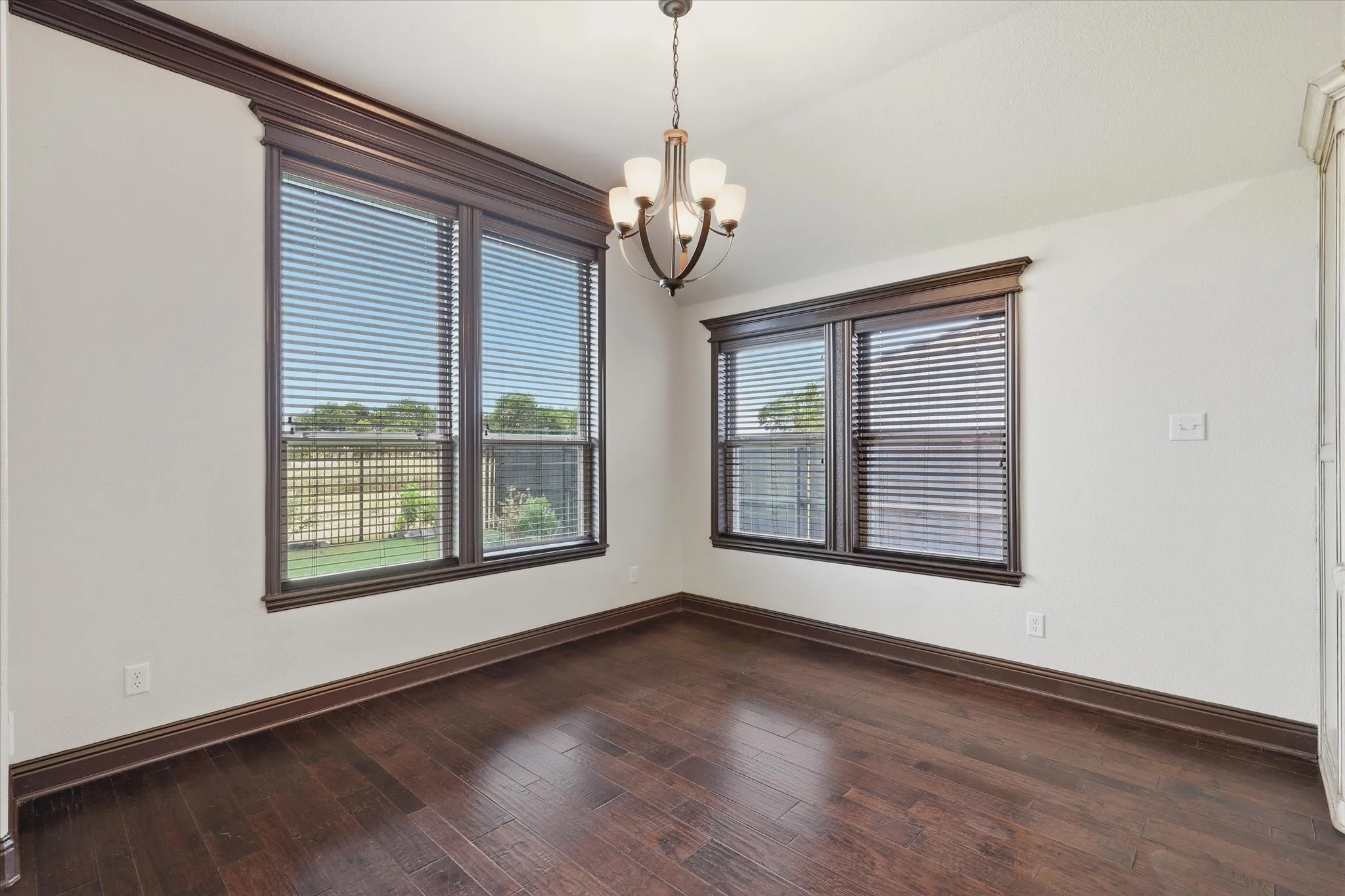 Seamless dining space connection to the kitchen.