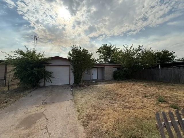 Single Family Residence For Rent in Taylor County , 917 N Danville Drive, Abilene, Texas 79603, 3 Bedroom, 1 Bathroom, 1 Garage spaces, 991 Sqft, built in 1958, mls#21368845, Real Estate Agent in Abilene, Homes For Rent in Taylor county, Homes For Rent in Abilene, Realtor in Abilene Texas, Real Estate Brokerage Independent Realty Texas, Luminita Cordes Realtor