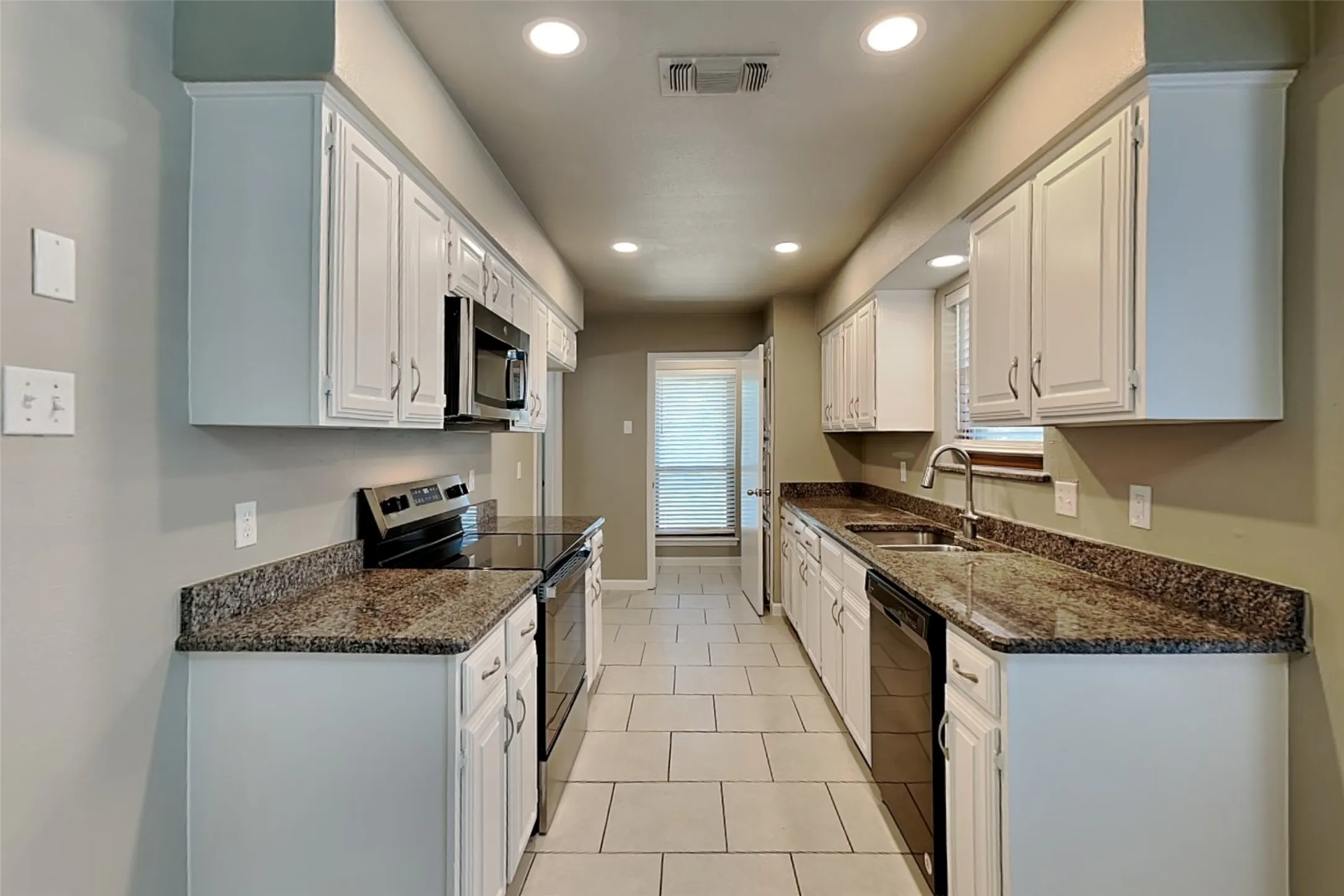 Single Family Residence For Rent in Denton County , 1733 Brighton Drive, Carrollton, Texas 75007, 4 Bedroom, 2 Bathroom, 2 Garage spaces, 2,008 Sqft, built in 1983, mls#21368816, Real Estate Agent in Carrollton, Homes For Rent in Denton county, Homes For Rent in Carrollton, Realtor in Carrollton Texas, Real Estate Brokerage Independent Realty Texas, Luminita Cordes Realtor