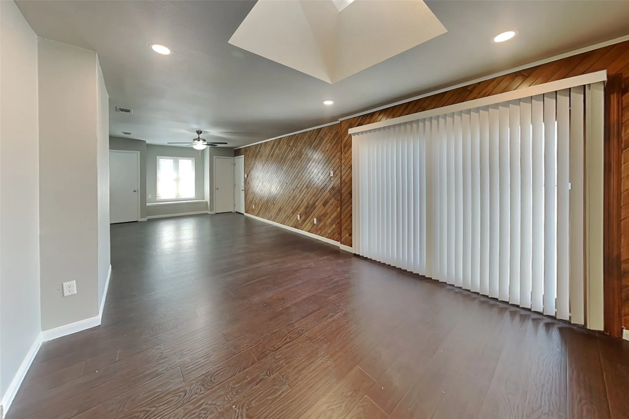 Single Family Residence For Rent in Denton County , 1733 Brighton Drive, Carrollton, Texas 75007, 4 Bedroom, 2 Bathroom, 2 Garage spaces, 2,008 Sqft, built in 1983, mls#21368816, Real Estate Agent in Carrollton, Homes For Rent in Denton county, Homes For Rent in Carrollton, Realtor in Carrollton Texas, Real Estate Brokerage Independent Realty Texas, Luminita Cordes Realtor