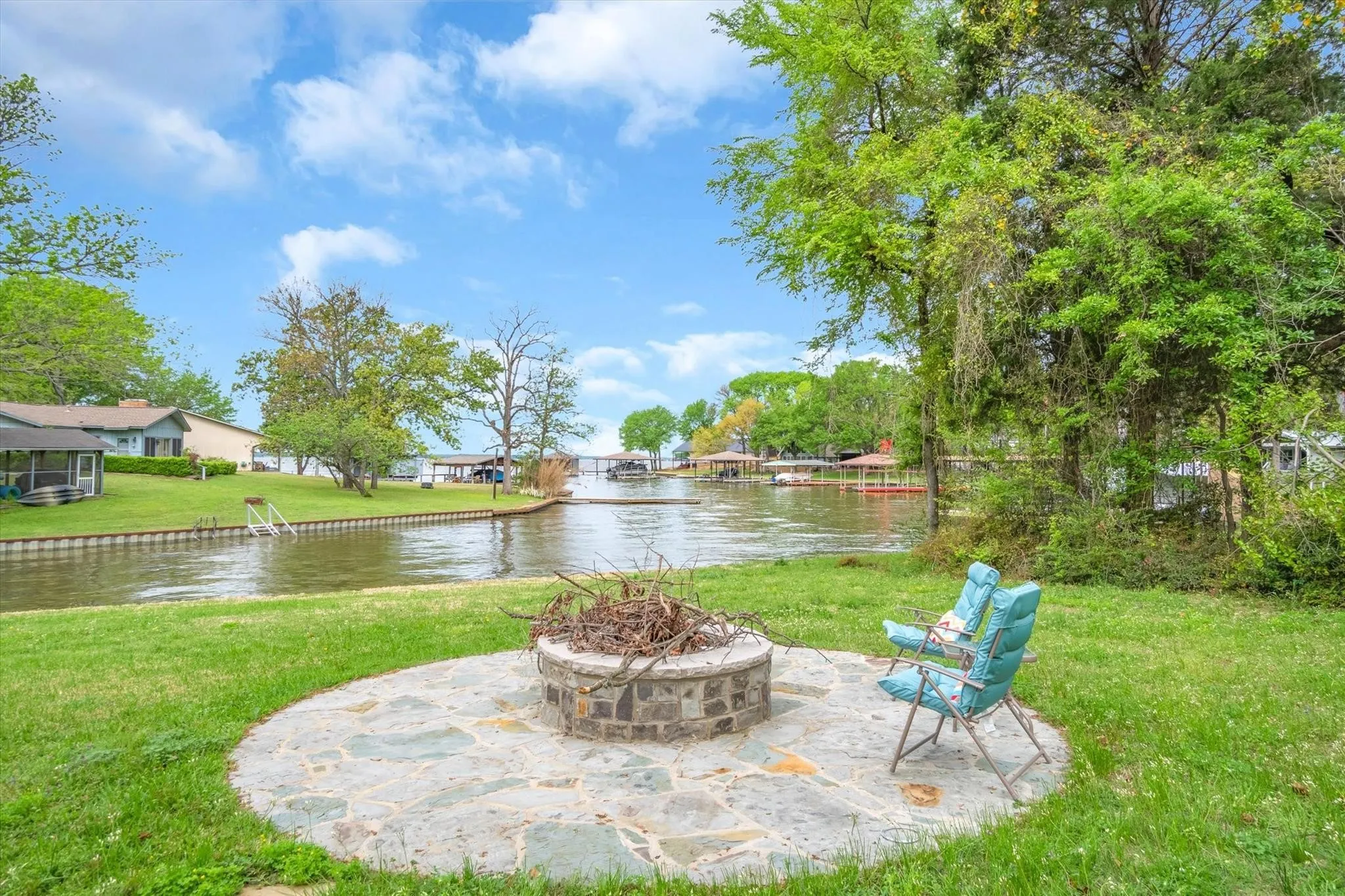 Manufactured Home For Rent in Henderson County , 230 Shady Shores Drive, Mabank, Texas 75156, 3 Bedroom, 1 Bathroom, Garage spaces, 1,080 Sqft, built in 1975, mls#21366445, Real Estate Agent in Mabank, Homes For Rent in Henderson county, Homes For Rent in Mabank, Realtor in Mabank Texas, Real Estate Brokerage Independent Realty Texas, Luminita Cordes Realtor