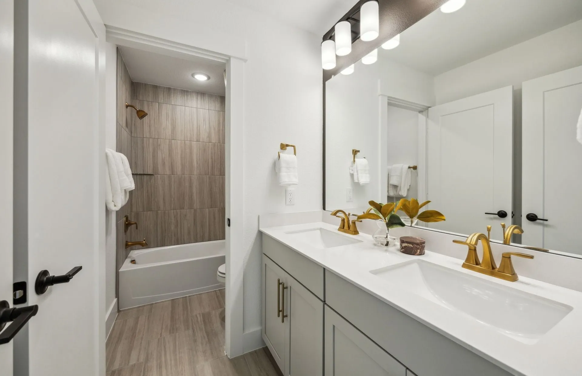 *Model Representation - Spacious secondary bathroom