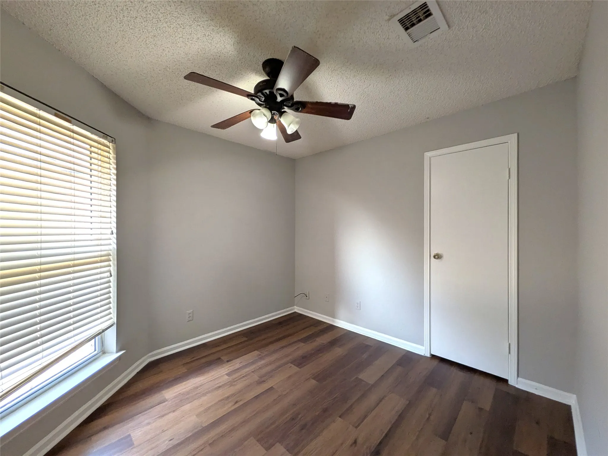 Single Family Residence For Rent in Denton County , 323 Teakwood Lane, Lewisville, Texas 75067, 3 Bedroom, 2 Bathroom, Garage spaces, 1,396 Sqft, built in 1983, mls#21368857, Real Estate Agent in Lewisville, Homes For Rent in Denton county, Homes For Rent in Lewisville, Realtor in Lewisville Texas, Real Estate Brokerage Independent Realty Texas, Luminita Cordes Realtor
