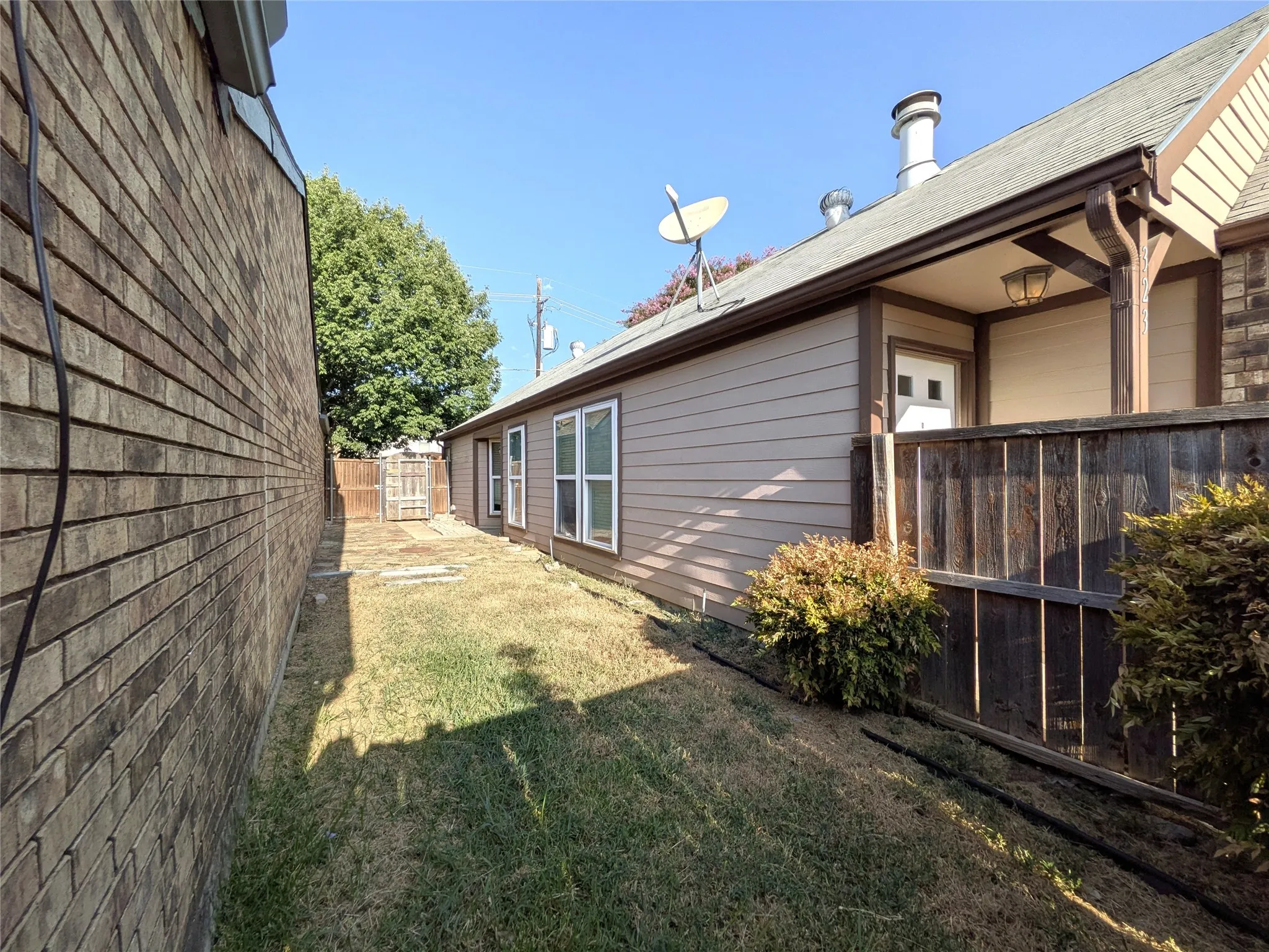 Single Family Residence For Rent in Denton County , 323 Teakwood Lane, Lewisville, Texas 75067, 3 Bedroom, 2 Bathroom, Garage spaces, 1,396 Sqft, built in 1983, mls#21368857, Real Estate Agent in Lewisville, Homes For Rent in Denton county, Homes For Rent in Lewisville, Realtor in Lewisville Texas, Real Estate Brokerage Independent Realty Texas, Luminita Cordes Realtor