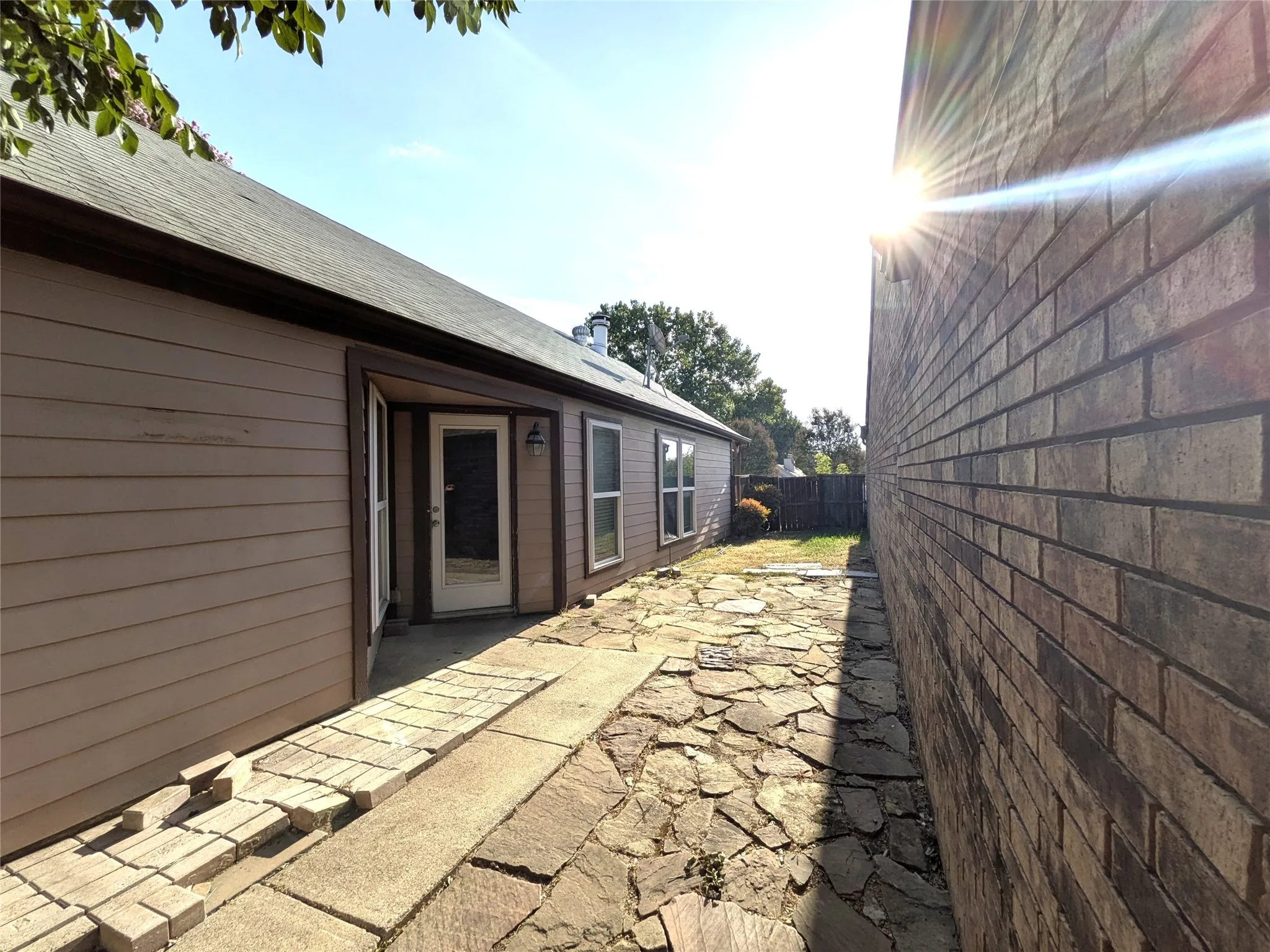 Single Family Residence For Rent in Denton County , 323 Teakwood Lane, Lewisville, Texas 75067, 3 Bedroom, 2 Bathroom, Garage spaces, 1,396 Sqft, built in 1983, mls#21368857, Real Estate Agent in Lewisville, Homes For Rent in Denton county, Homes For Rent in Lewisville, Realtor in Lewisville Texas, Real Estate Brokerage Independent Realty Texas, Luminita Cordes Realtor