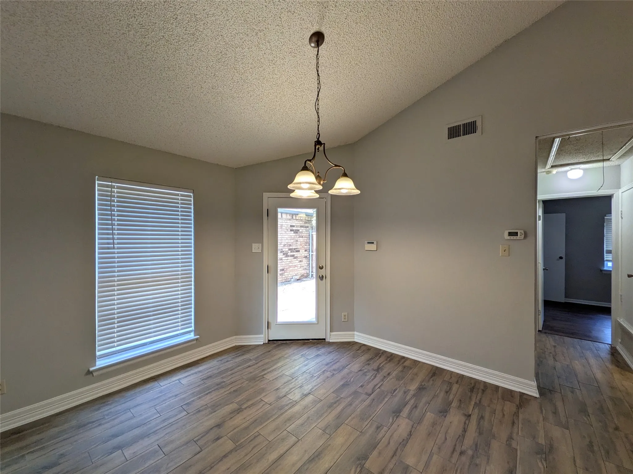 Single Family Residence For Rent in Denton County , 323 Teakwood Lane, Lewisville, Texas 75067, 3 Bedroom, 2 Bathroom, Garage spaces, 1,396 Sqft, built in 1983, mls#21368857, Real Estate Agent in Lewisville, Homes For Rent in Denton county, Homes For Rent in Lewisville, Realtor in Lewisville Texas, Real Estate Brokerage Independent Realty Texas, Luminita Cordes Realtor