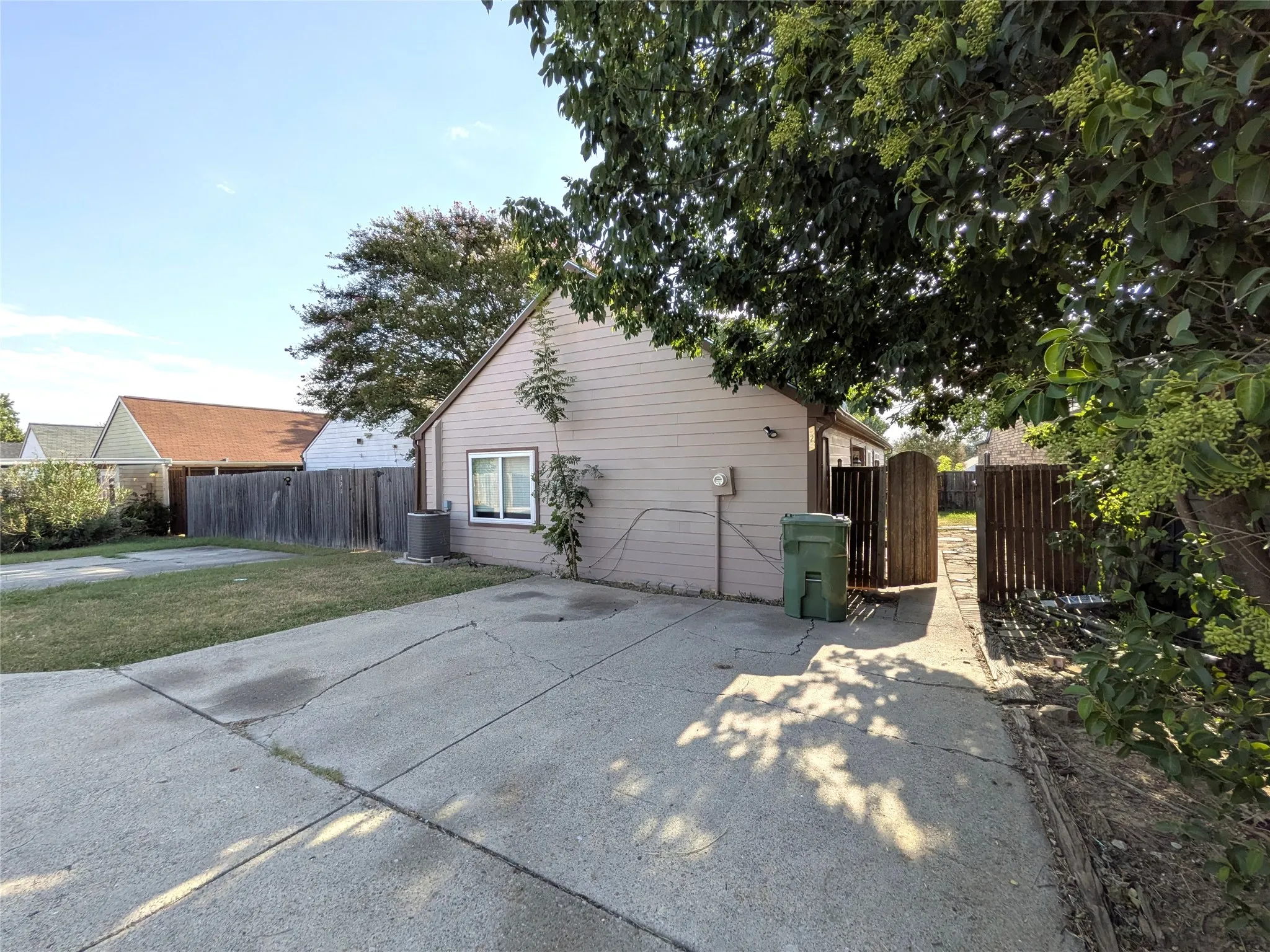 Single Family Residence For Rent in Denton County , 323 Teakwood Lane, Lewisville, Texas 75067, 3 Bedroom, 2 Bathroom, Garage spaces, 1,396 Sqft, built in 1983, mls#21368857, Real Estate Agent in Lewisville, Homes For Rent in Denton county, Homes For Rent in Lewisville, Realtor in Lewisville Texas, Real Estate Brokerage Independent Realty Texas, Luminita Cordes Realtor