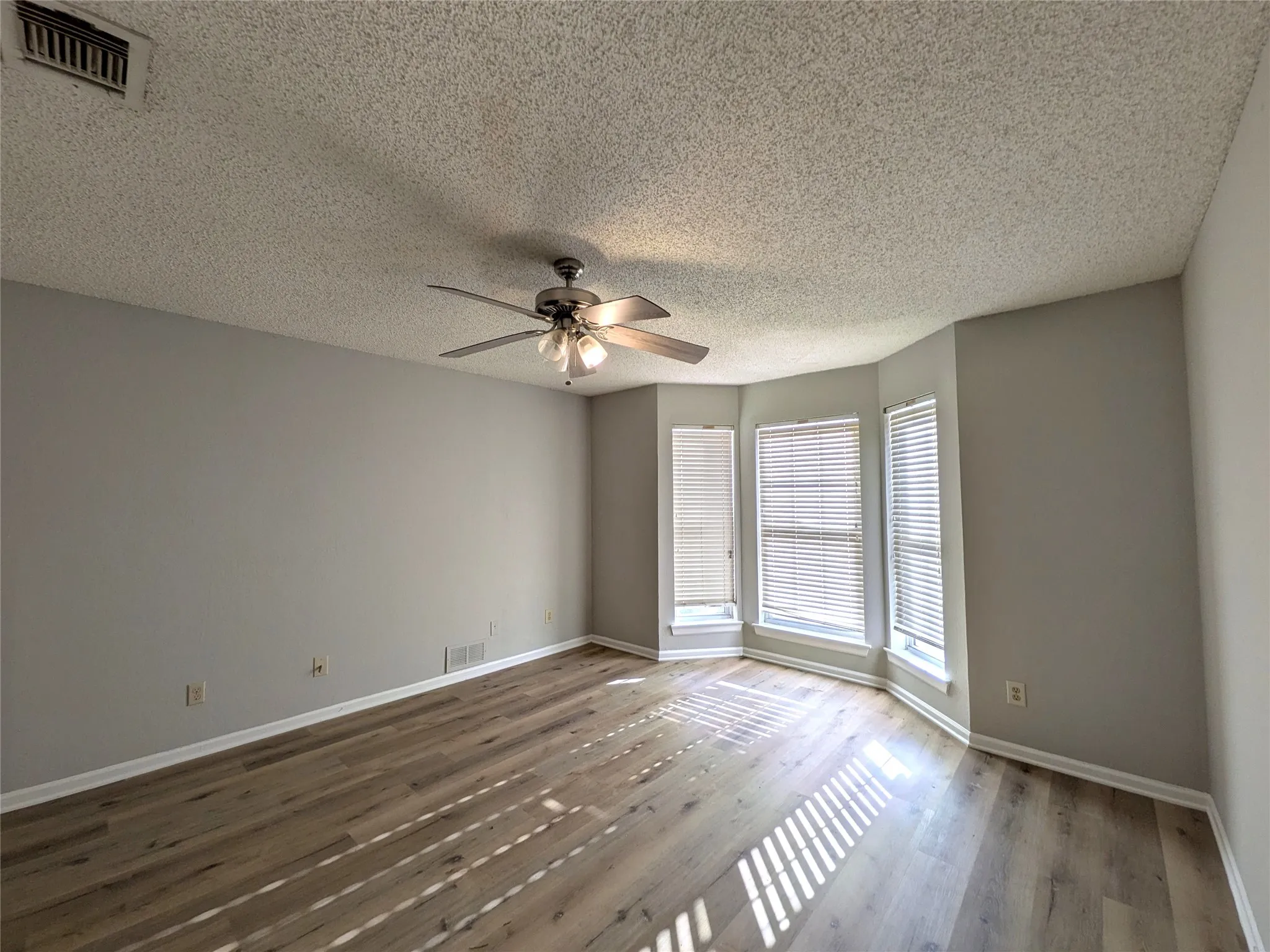 Single Family Residence For Rent in Denton County , 323 Teakwood Lane, Lewisville, Texas 75067, 3 Bedroom, 2 Bathroom, Garage spaces, 1,396 Sqft, built in 1983, mls#21368857, Real Estate Agent in Lewisville, Homes For Rent in Denton county, Homes For Rent in Lewisville, Realtor in Lewisville Texas, Real Estate Brokerage Independent Realty Texas, Luminita Cordes Realtor