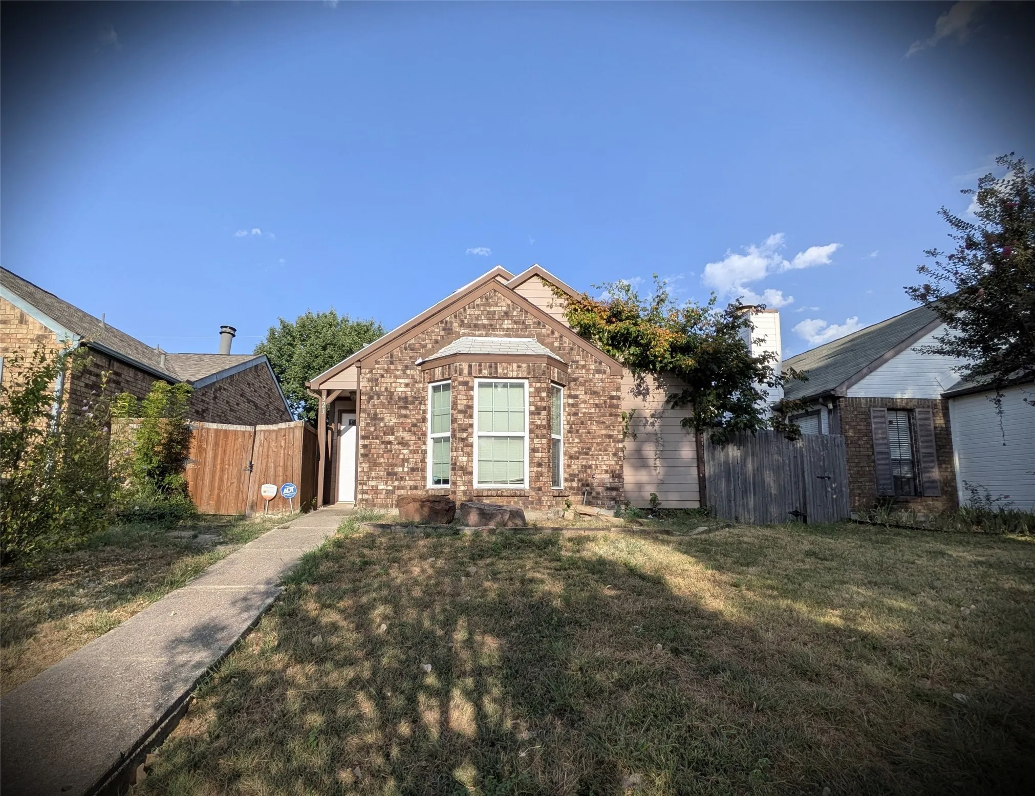 Single Family Residence For Rent in Denton County , 323 Teakwood Lane, Lewisville, Texas 75067, 3 Bedroom, 2 Bathroom, Garage spaces, 1,396 Sqft, built in 1983, mls#21368857, Real Estate Agent in Lewisville, Homes For Rent in Denton county, Homes For Rent in Lewisville, Realtor in Lewisville Texas, Real Estate Brokerage Independent Realty Texas, Luminita Cordes Realtor