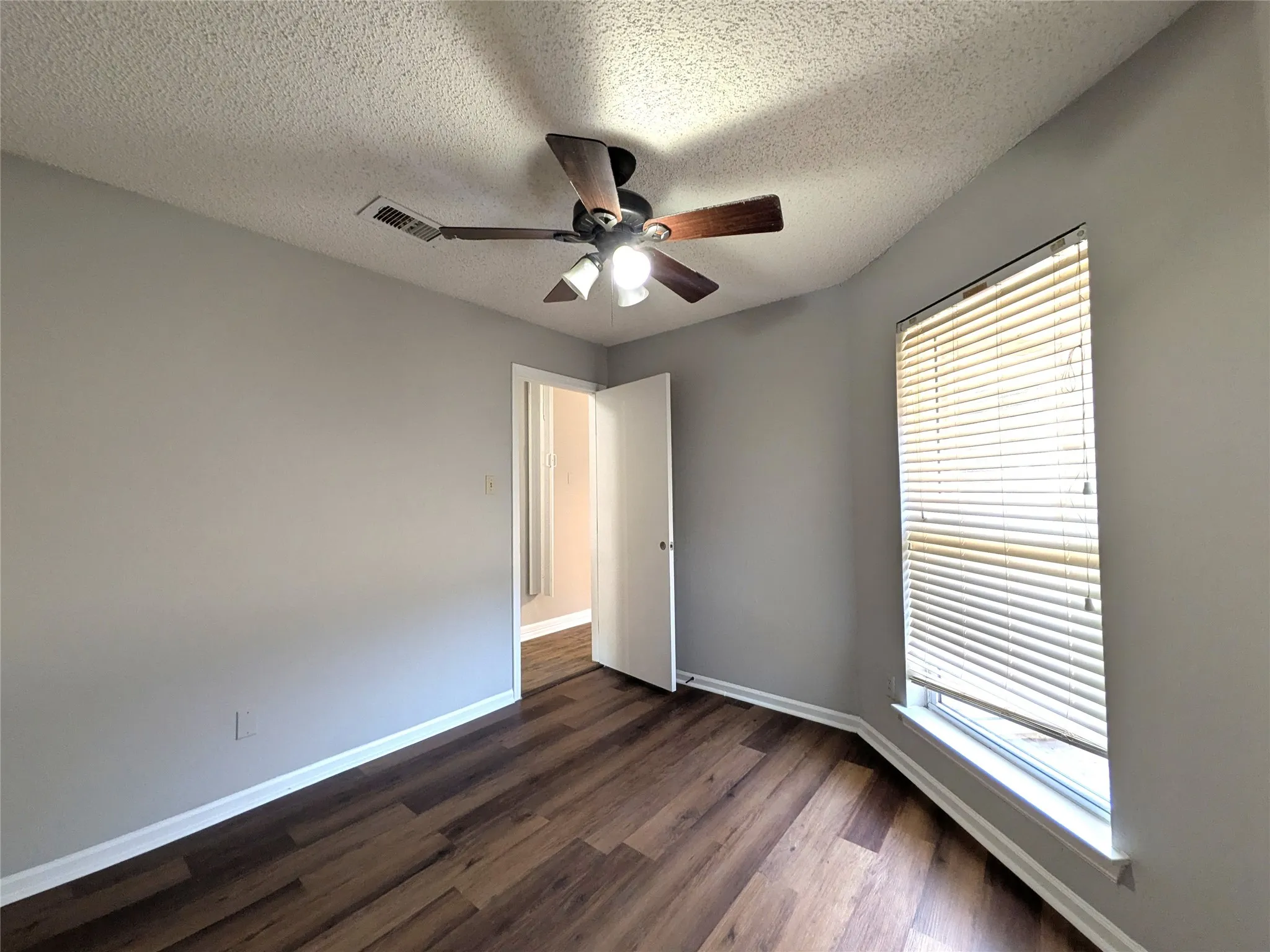 Single Family Residence For Rent in Denton County , 323 Teakwood Lane, Lewisville, Texas 75067, 3 Bedroom, 2 Bathroom, Garage spaces, 1,396 Sqft, built in 1983, mls#21368857, Real Estate Agent in Lewisville, Homes For Rent in Denton county, Homes For Rent in Lewisville, Realtor in Lewisville Texas, Real Estate Brokerage Independent Realty Texas, Luminita Cordes Realtor