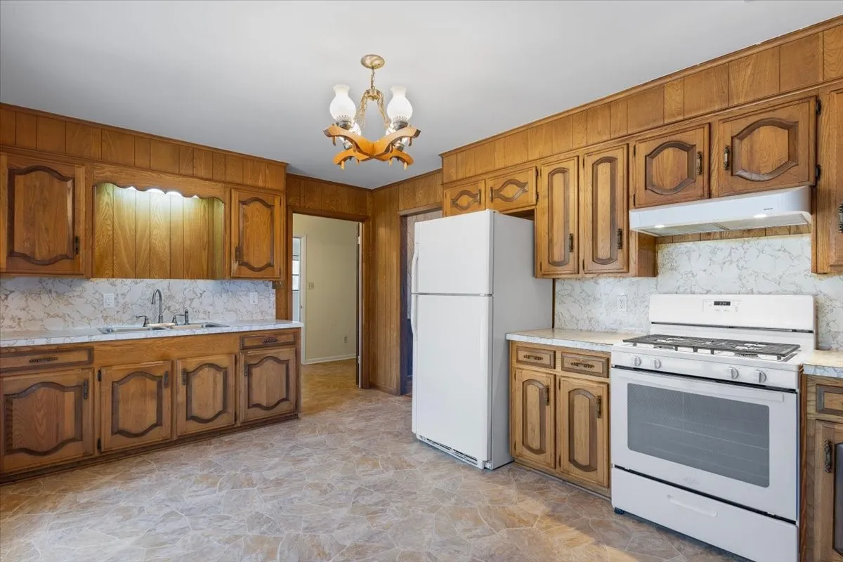 Farm For Sale in Anderson County , 1000 County Road 1208, Grapeland, Texas 75844, 3 Bedroom, 2 Bathroom, Garage spaces, 1,974 Sqft, built in 1978, mls#21368790, Real Estate Agent in Grapeland, Homes For Sale in Anderson county, Homes For Sale in Grapeland, Realtor in Grapeland Texas, Real Estate Brokerage Independent Realty Texas, Luminita Cordes Realtor