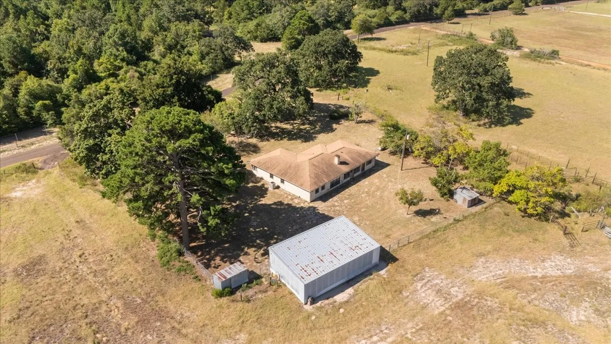 Farm For Sale in Anderson County , 1000 County Road 1208, Grapeland, Texas 75844, 3 Bedroom, 2 Bathroom, Garage spaces, 1,974 Sqft, built in 1978, mls#21368790, Real Estate Agent in Grapeland, Homes For Sale in Anderson county, Homes For Sale in Grapeland, Realtor in Grapeland Texas, Real Estate Brokerage Independent Realty Texas, Luminita Cordes Realtor