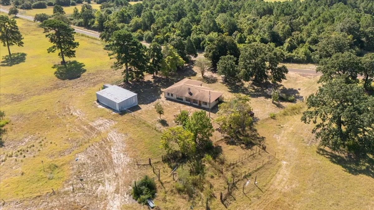 Farm For Sale in Anderson County , 1000 County Road 1208, Grapeland, Texas 75844, 3 Bedroom, 2 Bathroom, Garage spaces, 1,974 Sqft, built in 1978, mls#21368790, Real Estate Agent in Grapeland, Homes For Sale in Anderson county, Homes For Sale in Grapeland, Realtor in Grapeland Texas, Real Estate Brokerage Independent Realty Texas, Luminita Cordes Realtor