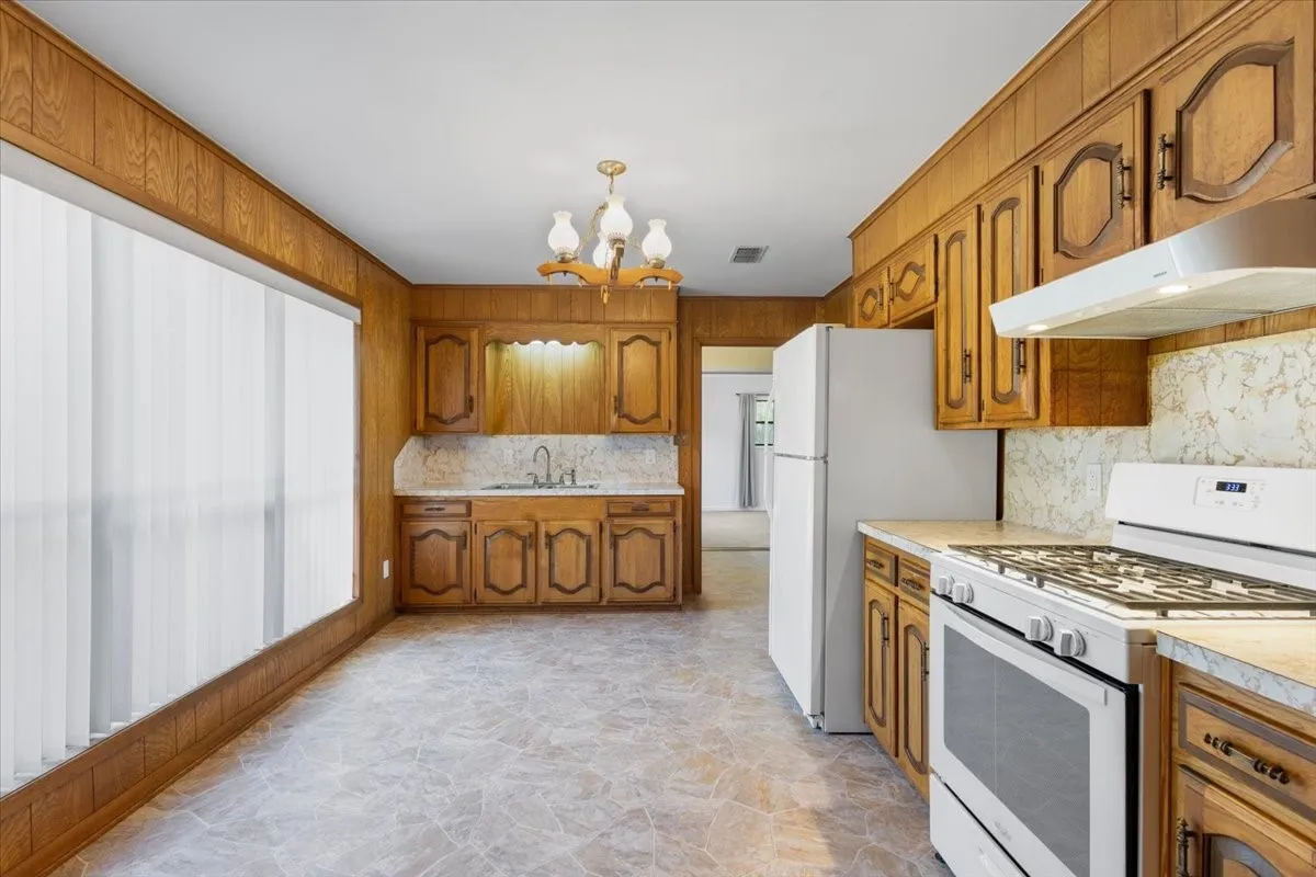 Farm For Sale in Anderson County , 1000 County Road 1208, Grapeland, Texas 75844, 3 Bedroom, 2 Bathroom, Garage spaces, 1,974 Sqft, built in 1978, mls#21368790, Real Estate Agent in Grapeland, Homes For Sale in Anderson county, Homes For Sale in Grapeland, Realtor in Grapeland Texas, Real Estate Brokerage Independent Realty Texas, Luminita Cordes Realtor
