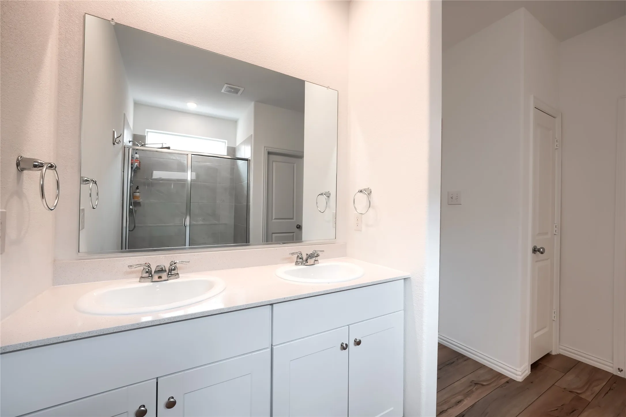 Dual vanity with undermount sinks, chrome fixtures, and a large mirror