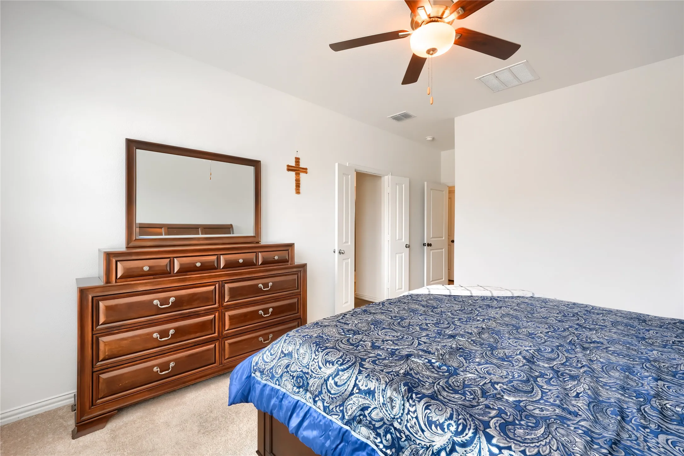 Ceiling fan with integrated lighting
