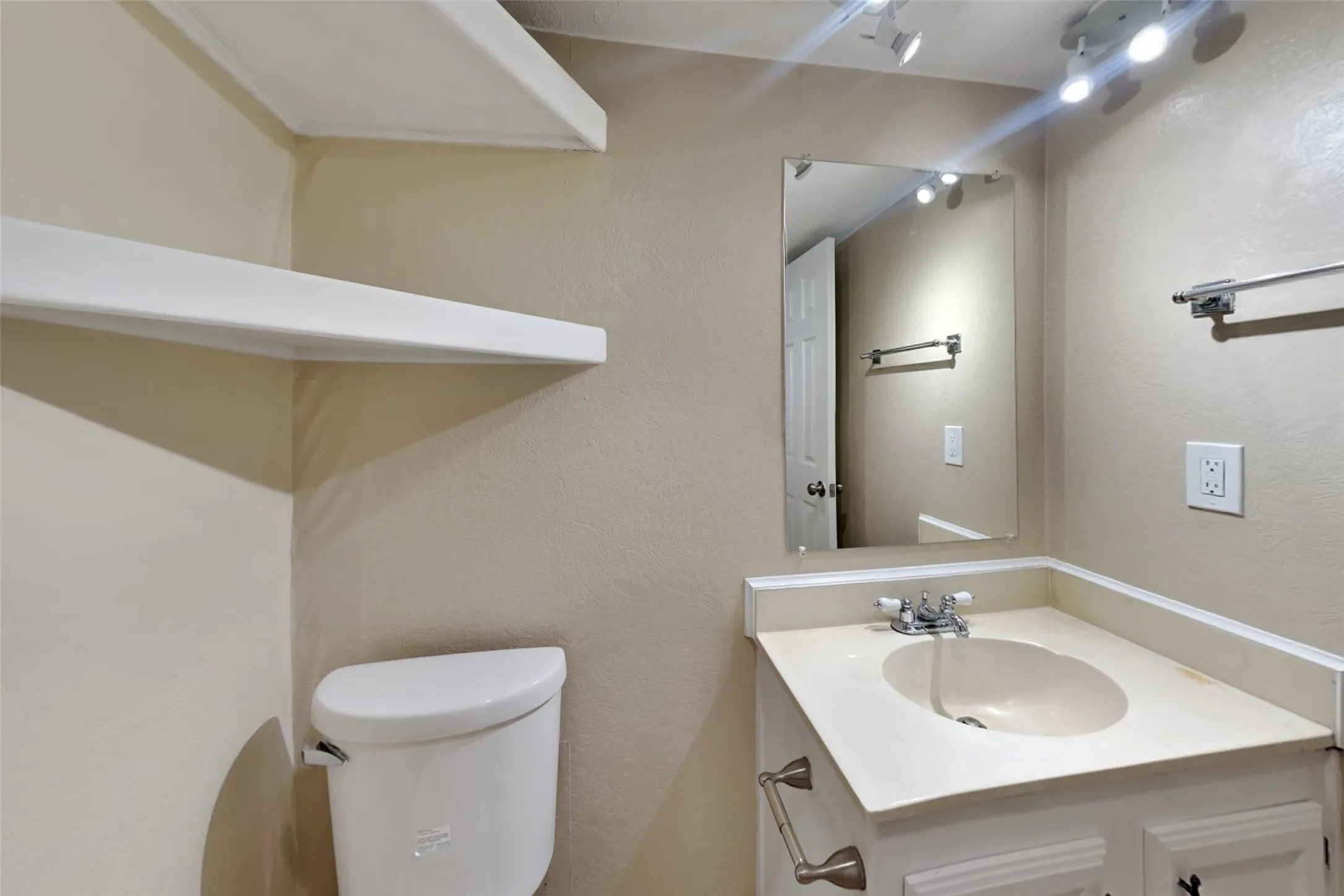 Single Family Residence For Rent in Collin County , 804 Rolling Ridge Drive, Allen, Texas 75002, 3 Bedroom, 2 Bathroom, 2 Garage spaces, 1,631 Sqft, built in 1980, mls#21368870, Real Estate Agent in Allen, Homes For Rent in Collin county, Homes For Rent in Allen, Realtor in Allen Texas, Real Estate Brokerage Independent Realty Texas, Luminita Cordes Realtor