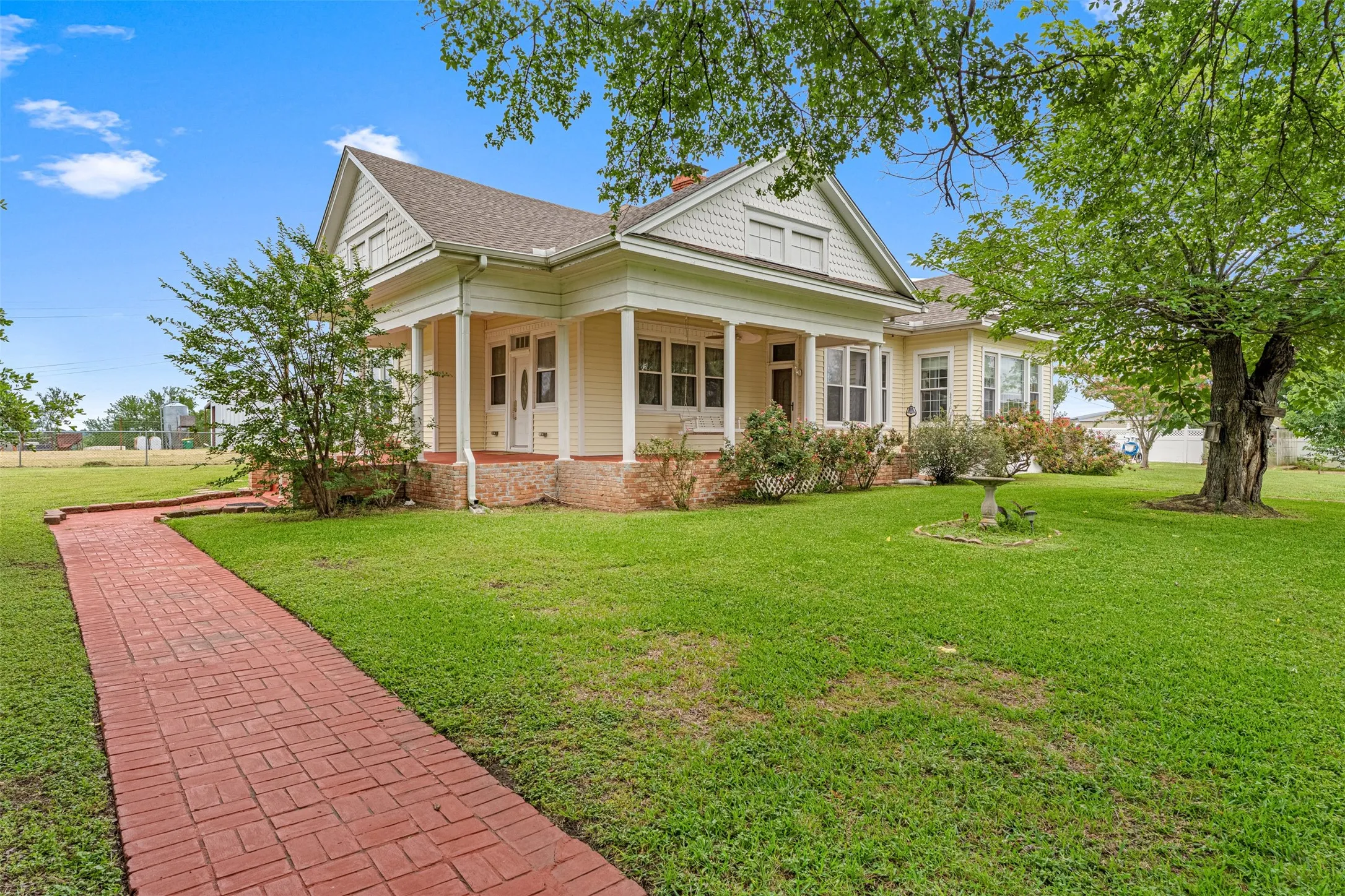 Single Family Residence For Sale in Mc Lennan County , 2967 S Old Robinson Road, Robinson, Texas 76655, 3 Bedroom, 2 Bathroom, 2 Garage spaces, 1,857 Sqft, built in 1929, mls#21368875, Real Estate Agent in Robinson, Homes For Sale in Mc Lennan county, Homes For Sale in Robinson, Realtor in Robinson Texas, Real Estate Brokerage Independent Realty Texas, Luminita Cordes Realtor