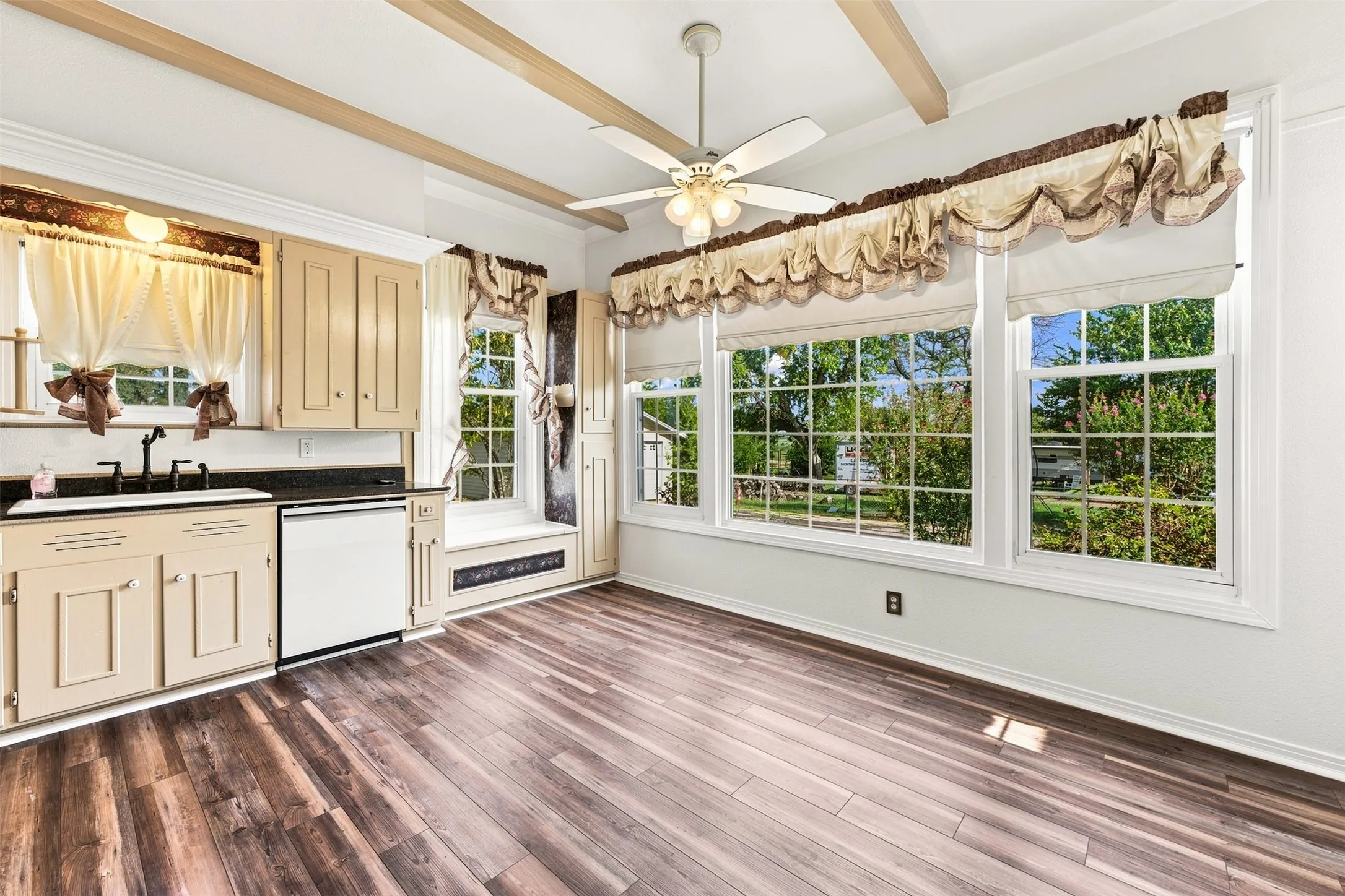 Single Family Residence For Sale in Mc Lennan County , 2967 S Old Robinson Road, Robinson, Texas 76655, 3 Bedroom, 2 Bathroom, 2 Garage spaces, 1,857 Sqft, built in 1929, mls#21368875, Real Estate Agent in Robinson, Homes For Sale in Mc Lennan county, Homes For Sale in Robinson, Realtor in Robinson Texas, Real Estate Brokerage Independent Realty Texas, Luminita Cordes Realtor