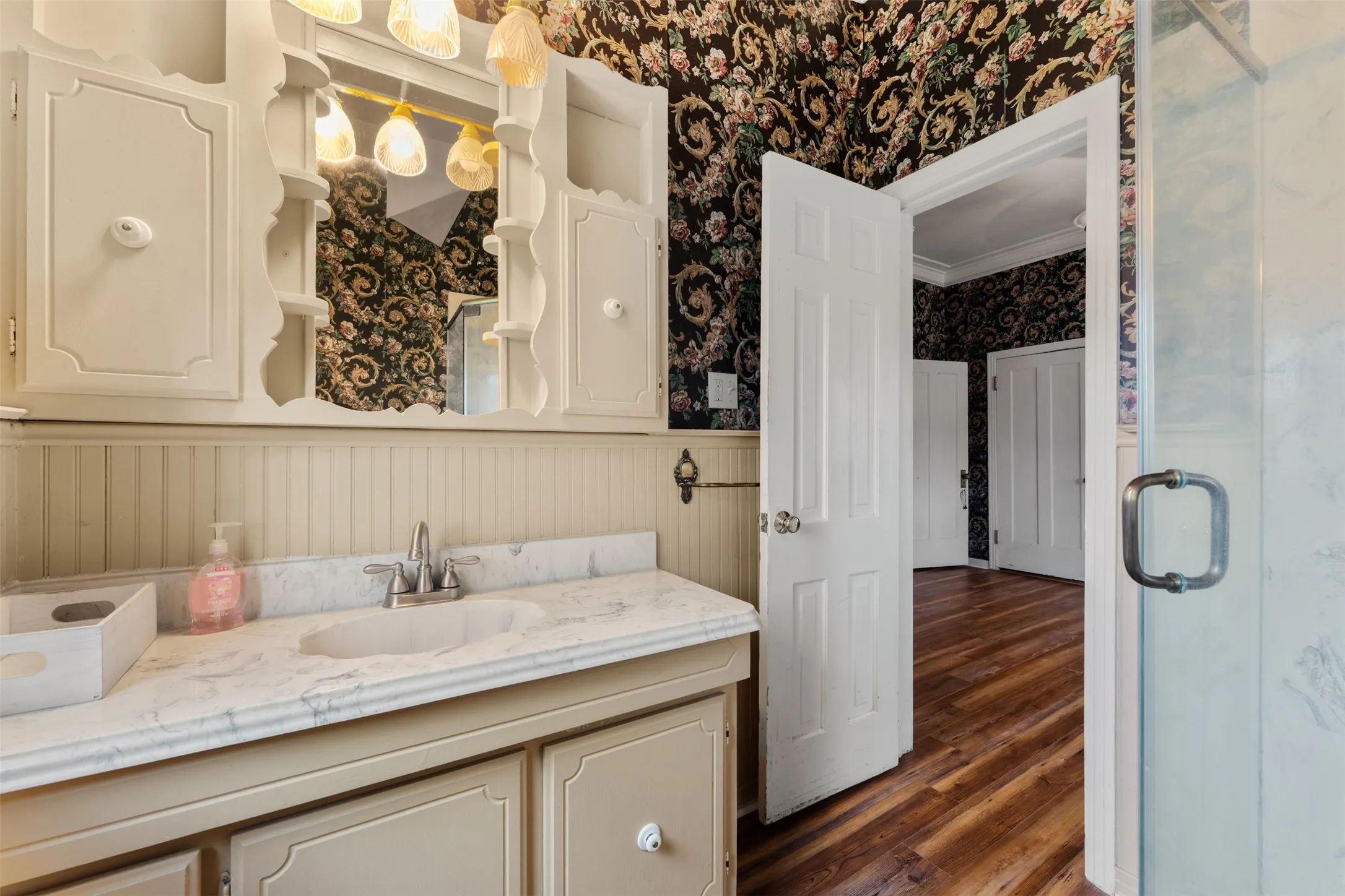 Owner suite bath area