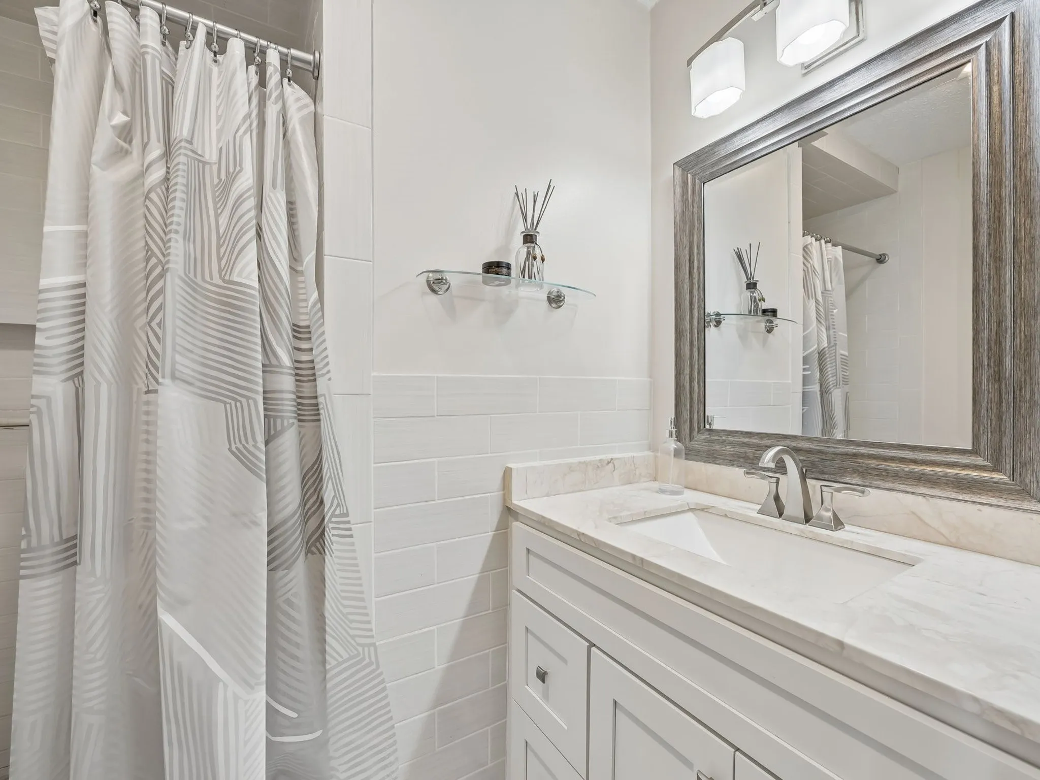 quartz counter en suite primary bath