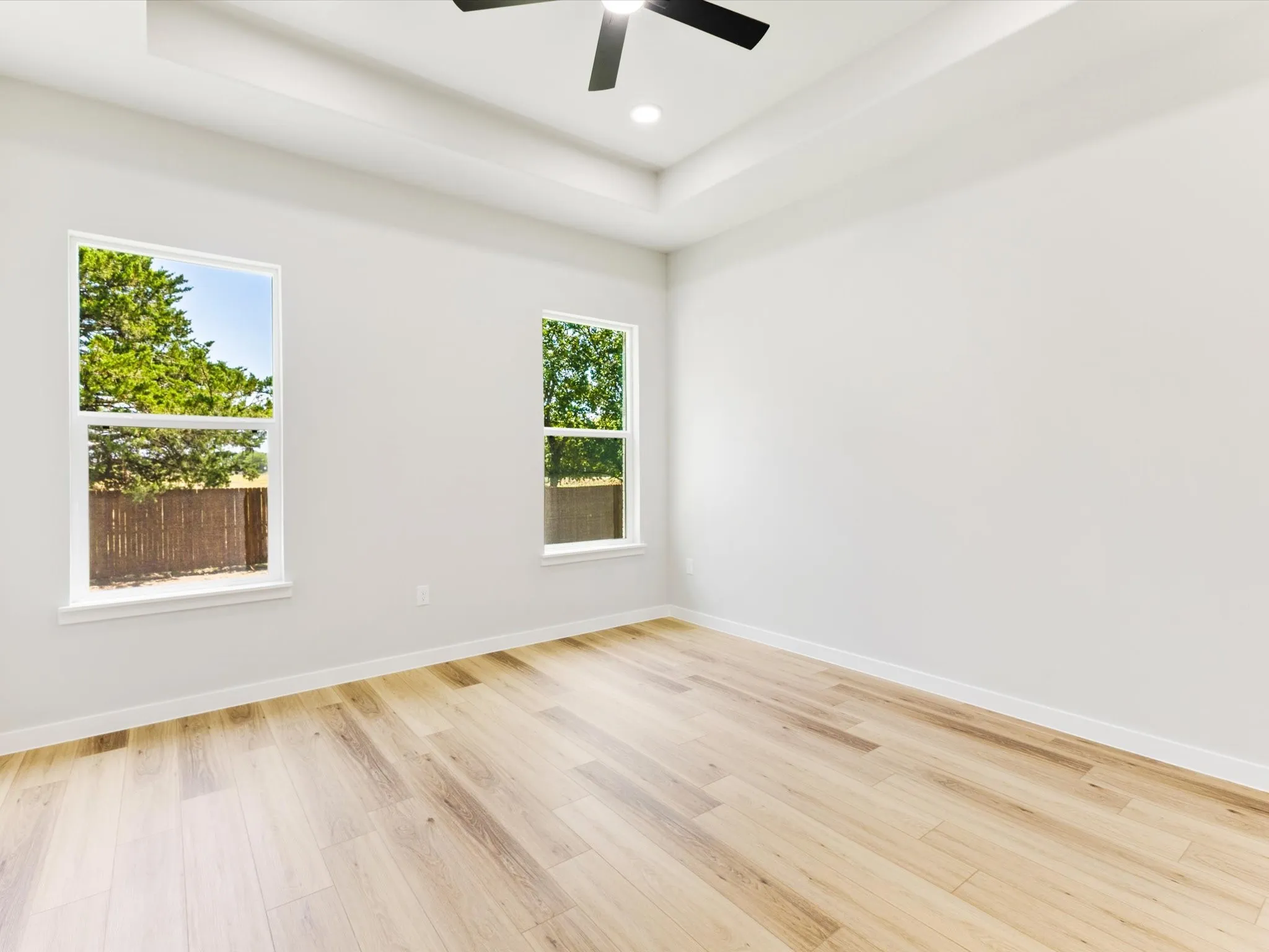 Tray ceiling with recessed lighting
