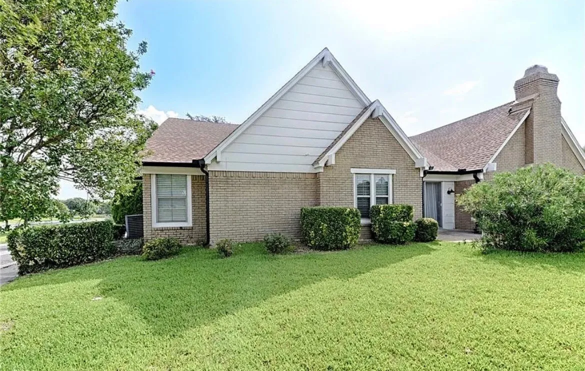 Duplex For Rent in Dallas County , 2601 Country Place, Carrollton, Texas 75006, 3 Bedroom, 2 Bathroom, Garage spaces, 1,631 Sqft, built in 1976, mls#21356140, Real Estate Agent in Carrollton, Homes For Rent in Dallas county, Homes For Rent in Carrollton, Realtor in Carrollton Texas, Real Estate Brokerage Independent Realty Texas, Luminita Cordes Realtor