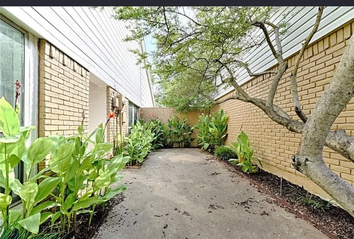 Duplex For Rent in Dallas County , 2601 Country Place, Carrollton, Texas 75006, 3 Bedroom, 2 Bathroom, Garage spaces, 1,631 Sqft, built in 1976, mls#21356140, Real Estate Agent in Carrollton, Homes For Rent in Dallas county, Homes For Rent in Carrollton, Realtor in Carrollton Texas, Real Estate Brokerage Independent Realty Texas, Luminita Cordes Realtor