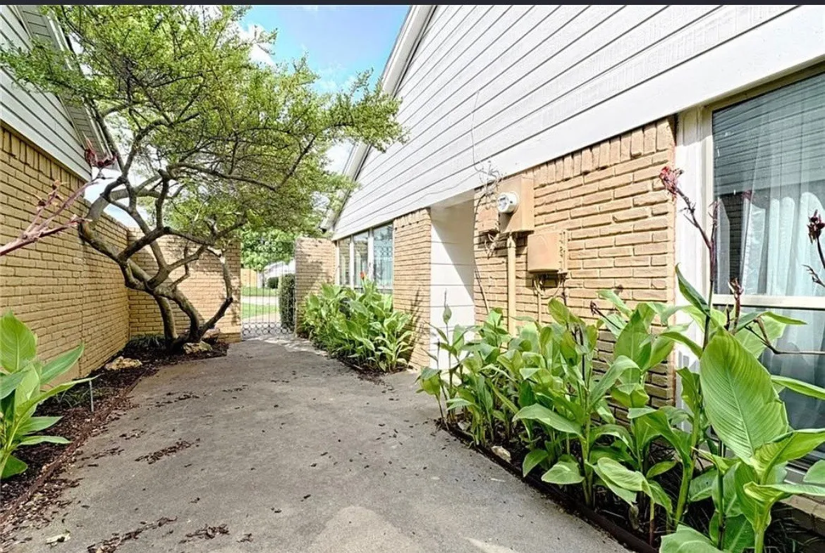 Duplex For Rent in Dallas County , 2601 Country Place, Carrollton, Texas 75006, 3 Bedroom, 2 Bathroom, Garage spaces, 1,631 Sqft, built in 1976, mls#21356140, Real Estate Agent in Carrollton, Homes For Rent in Dallas county, Homes For Rent in Carrollton, Realtor in Carrollton Texas, Real Estate Brokerage Independent Realty Texas, Luminita Cordes Realtor