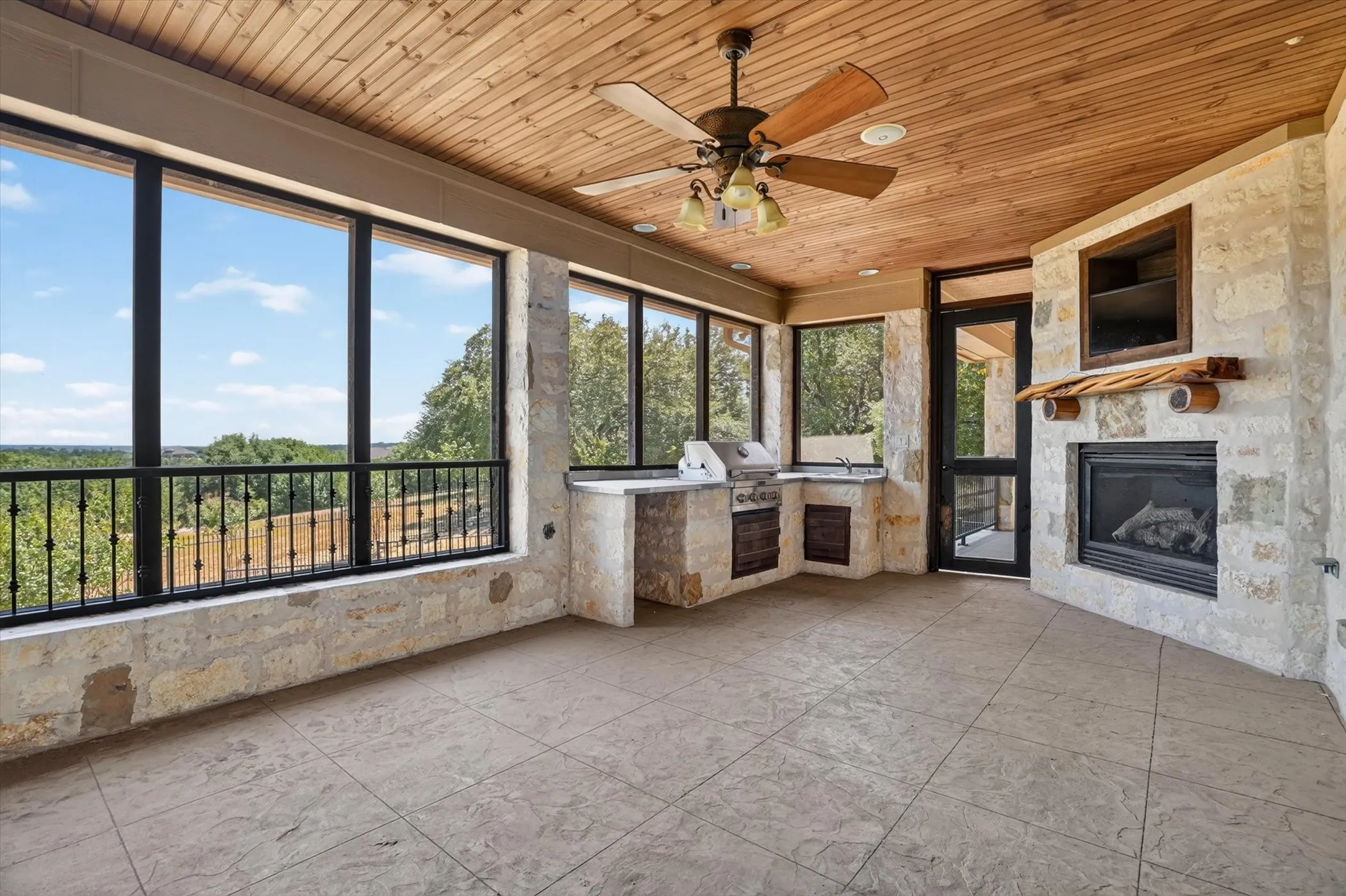 Single Family Residence For Sale in Johnson County , 6305 CARNEGIE Court, Cleburne, Texas 76033, 4 Bedroom, 4 Bathroom, 3 Garage spaces, 6,173 Sqft, built in 2007, mls#21368810, Real Estate Agent in Cleburne, Homes For Sale in Johnson county, Homes For Sale in Cleburne, Realtor in Cleburne Texas, Real Estate Brokerage Independent Realty Texas, Luminita Cordes Realtor